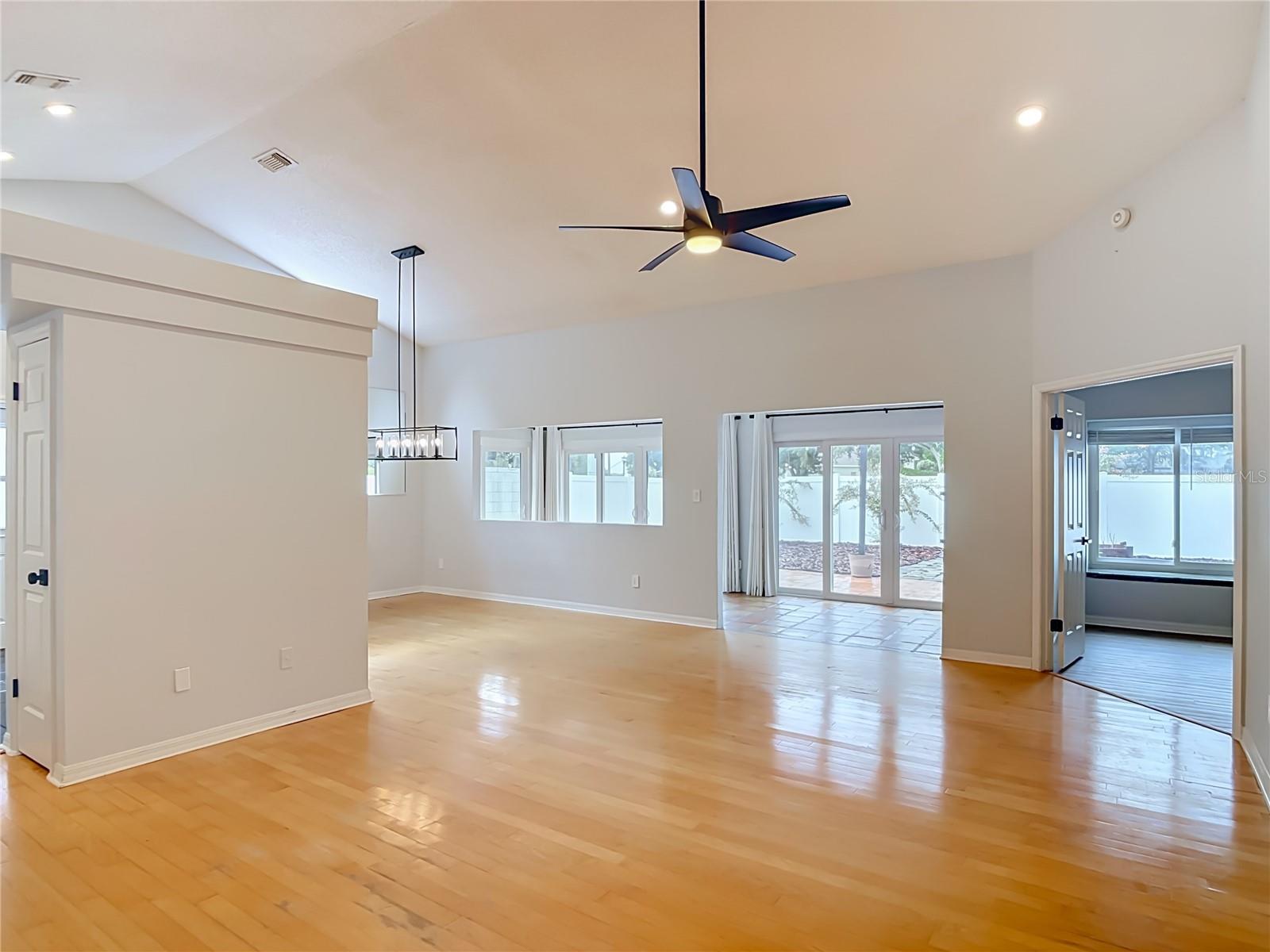 744 BARRINGTON CIR