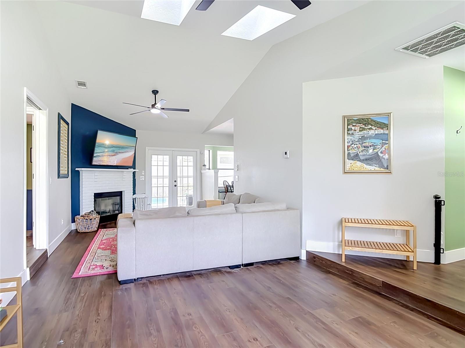 2121 ARROWHEAD AVE