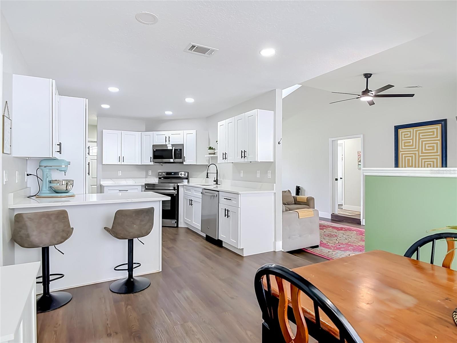 2121 ARROWHEAD AVE