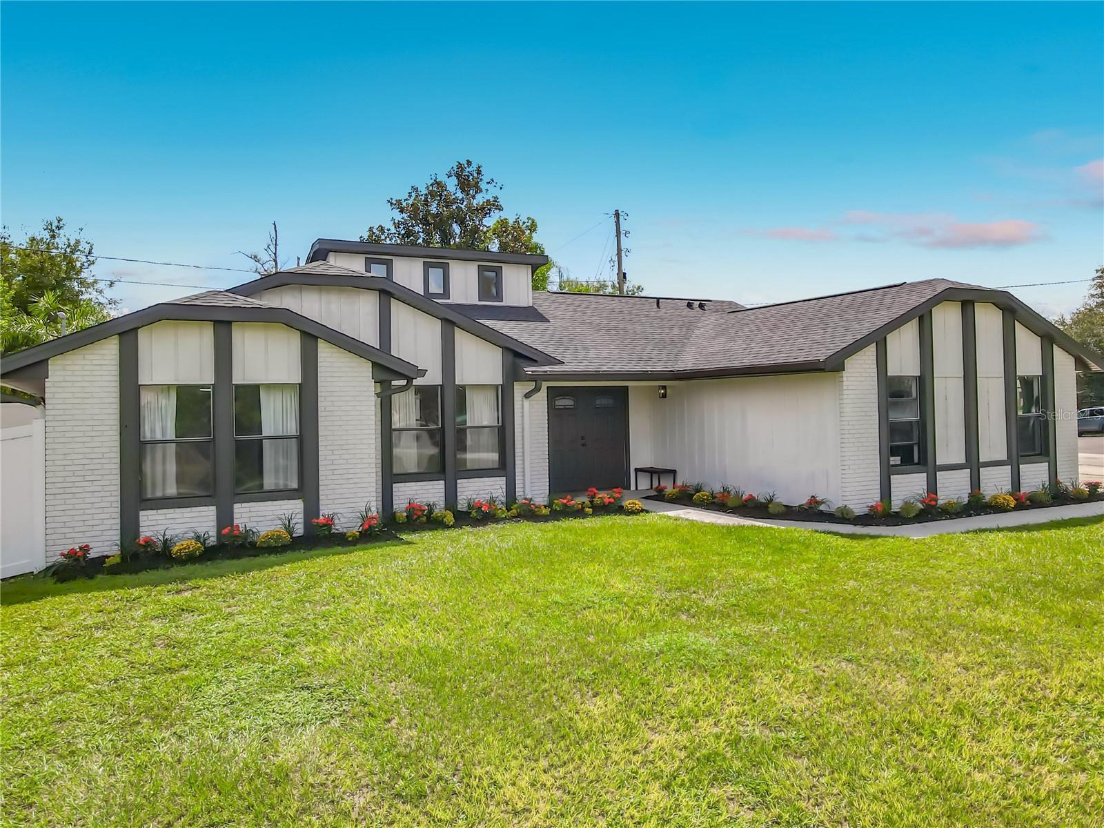 2121 ARROWHEAD AVE