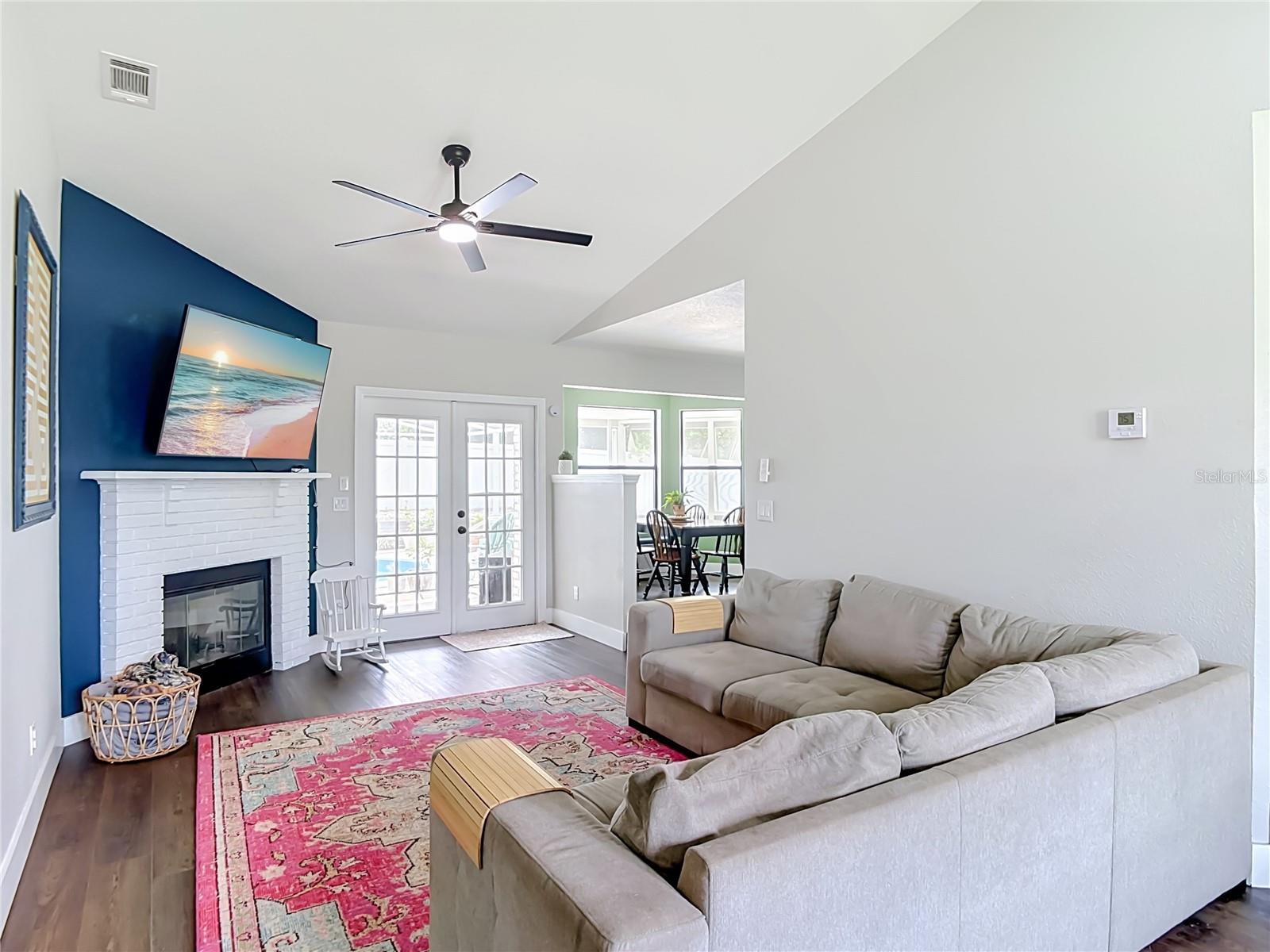 2121 ARROWHEAD AVE