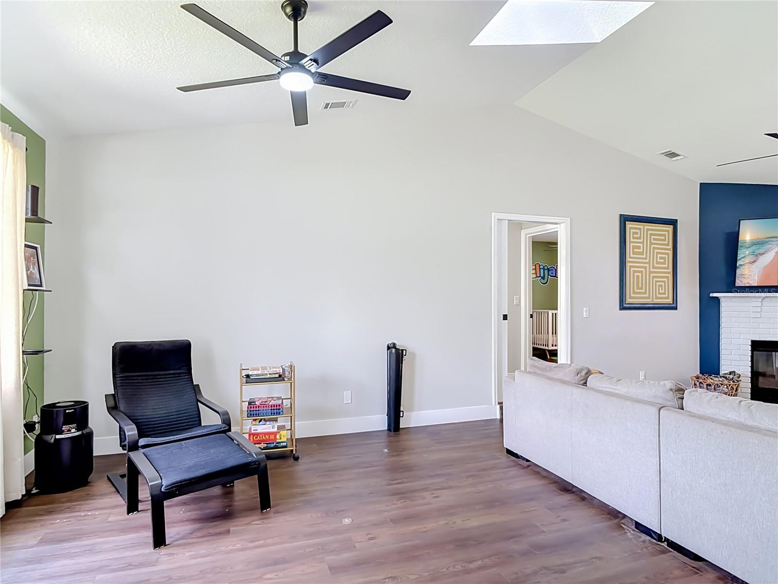 2121 ARROWHEAD AVE