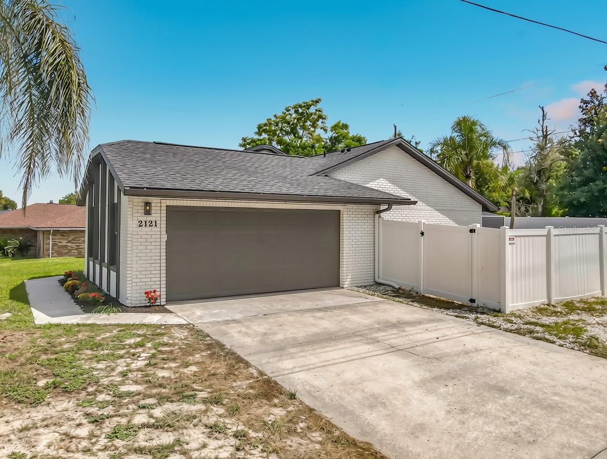 2121 ARROWHEAD AVE