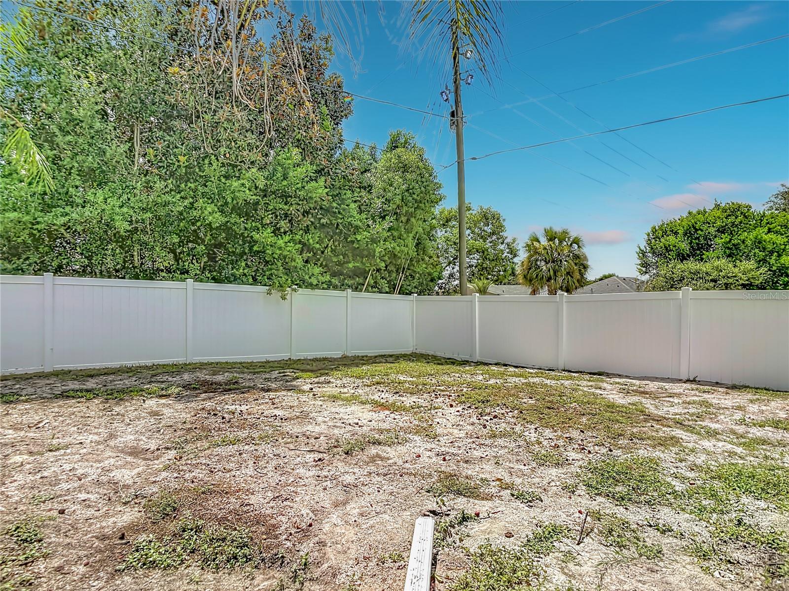 2121 ARROWHEAD AVE