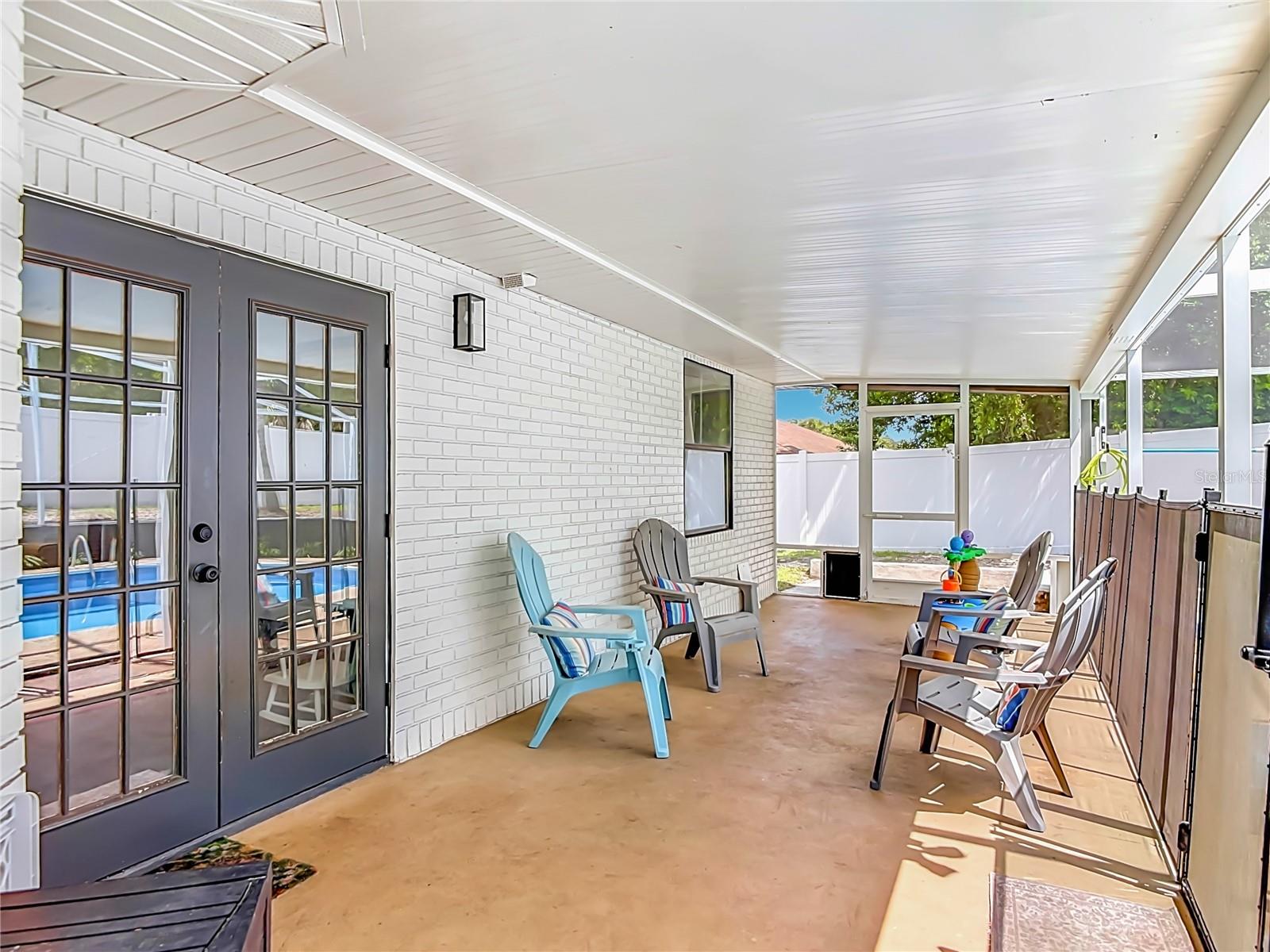 2121 ARROWHEAD AVE