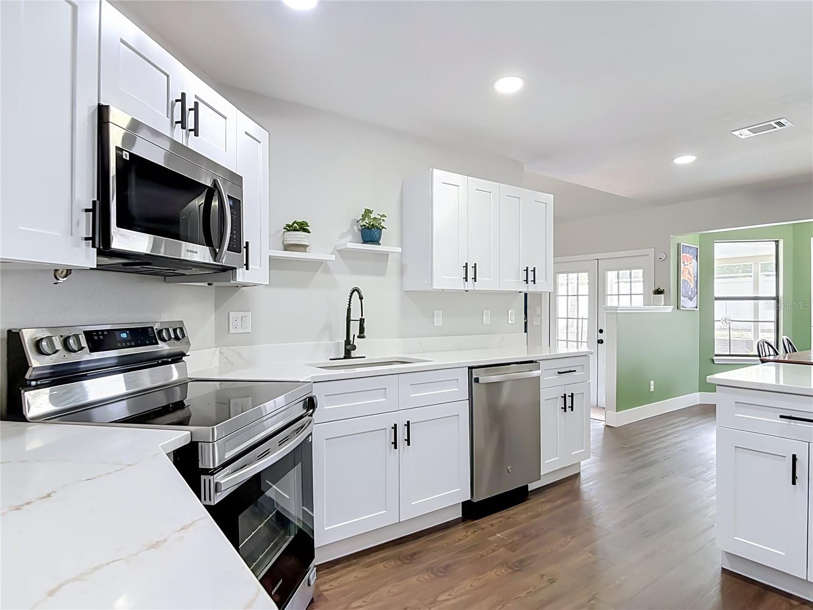 2121 ARROWHEAD AVE