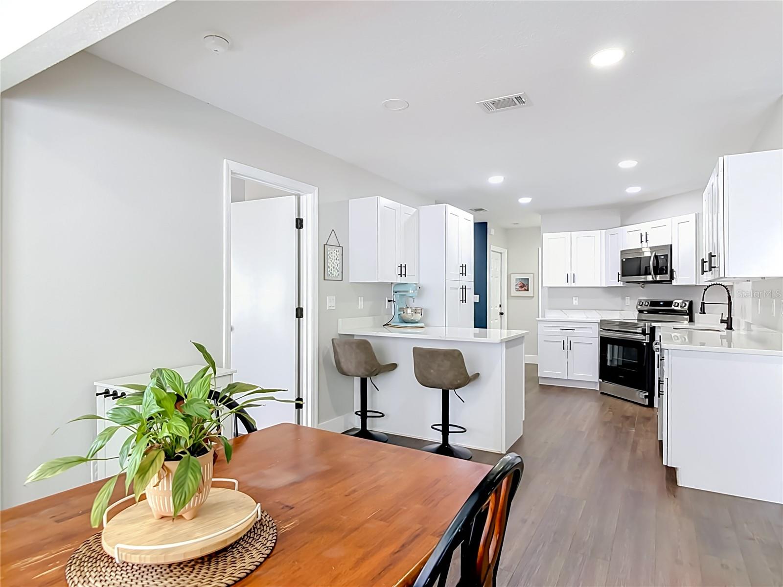 2121 ARROWHEAD AVE