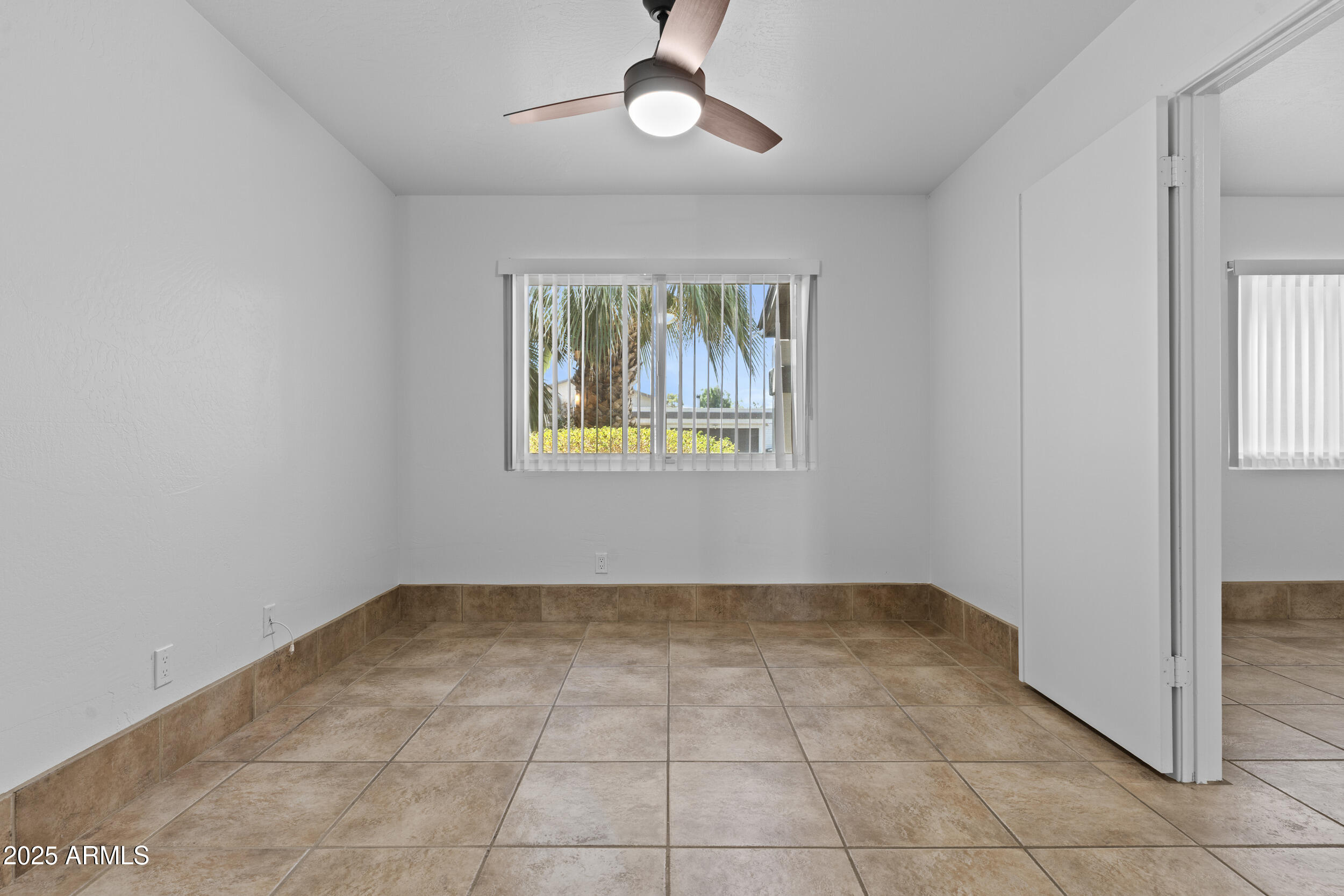 2442 E DIAMOND Avenue