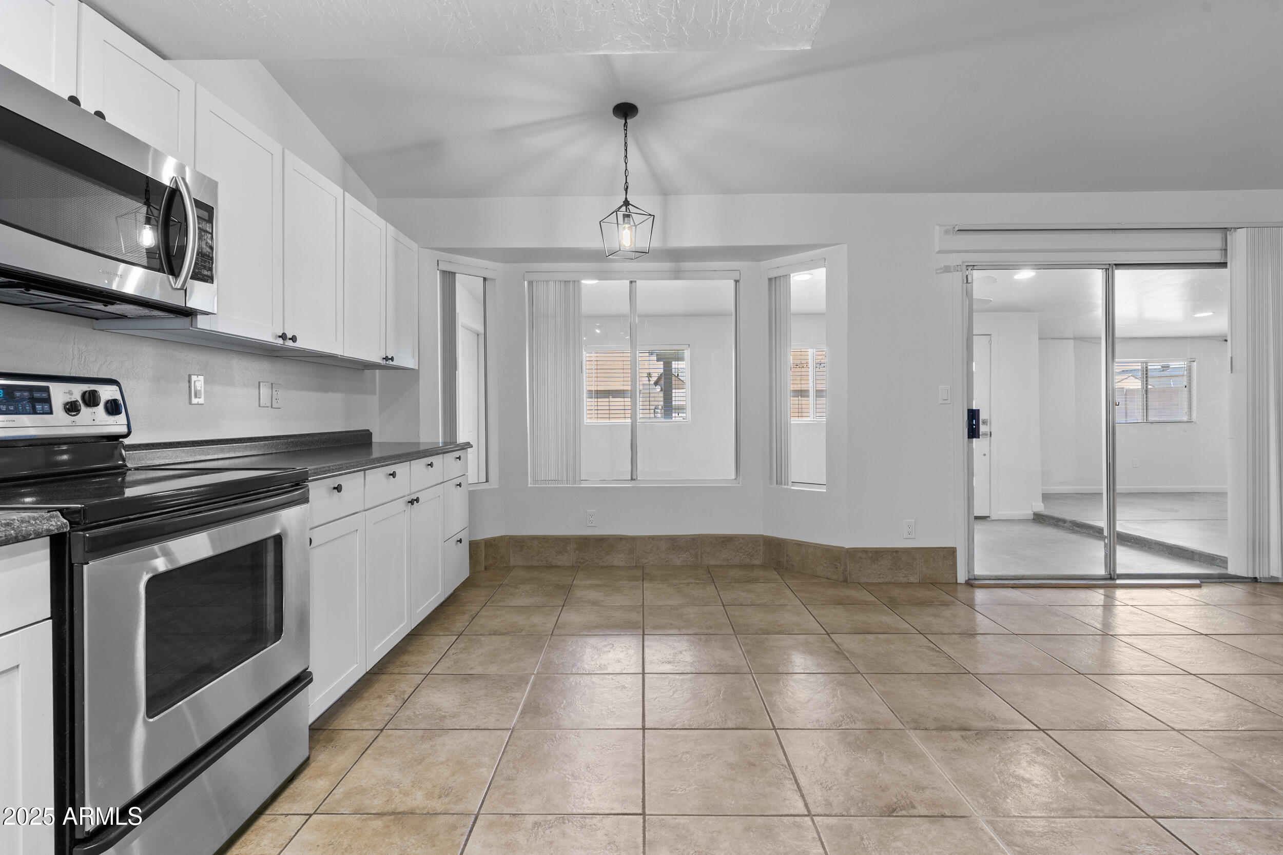 2442 E DIAMOND Avenue