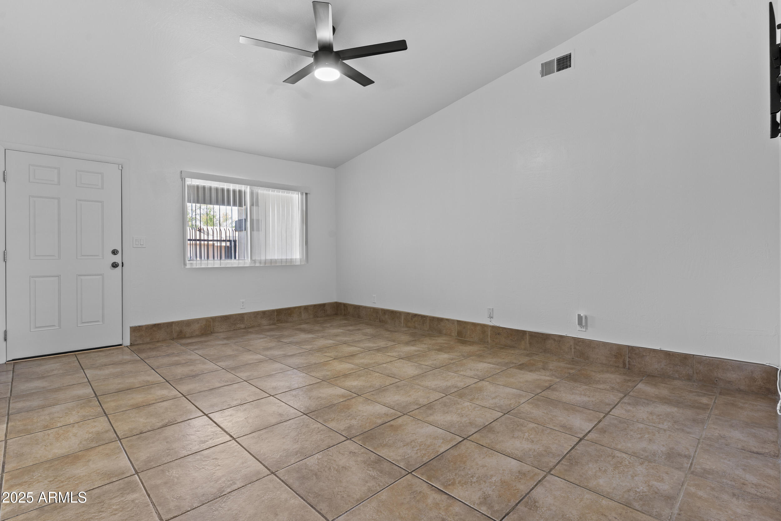 2442 E DIAMOND Avenue