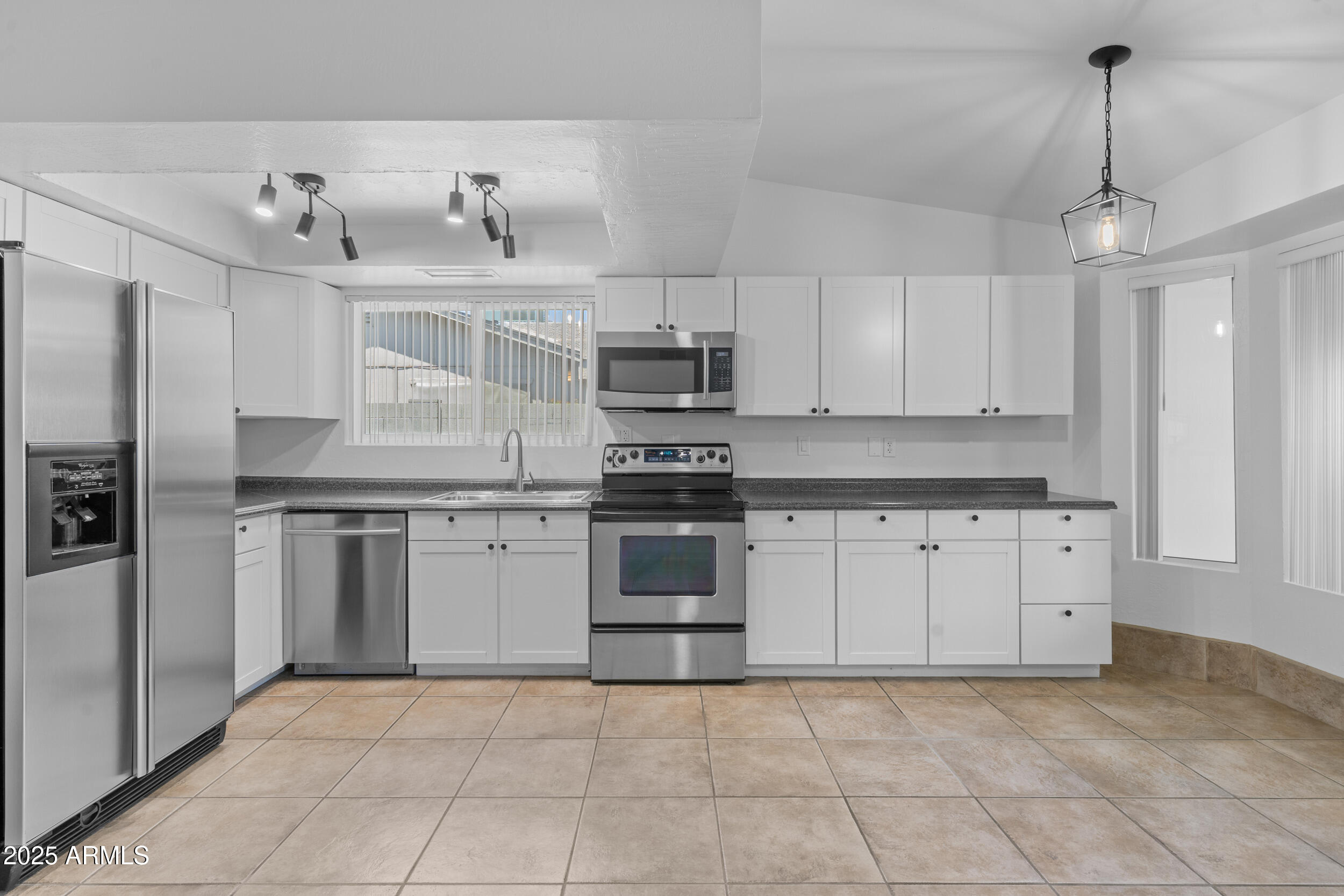 2442 E DIAMOND Avenue