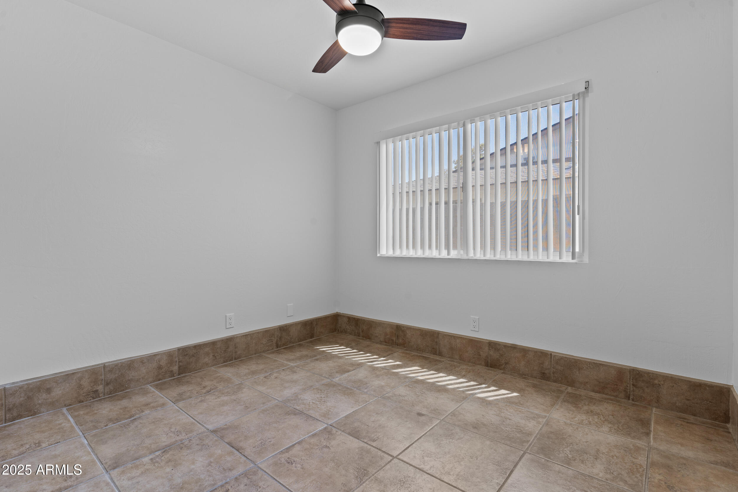 2442 E DIAMOND Avenue