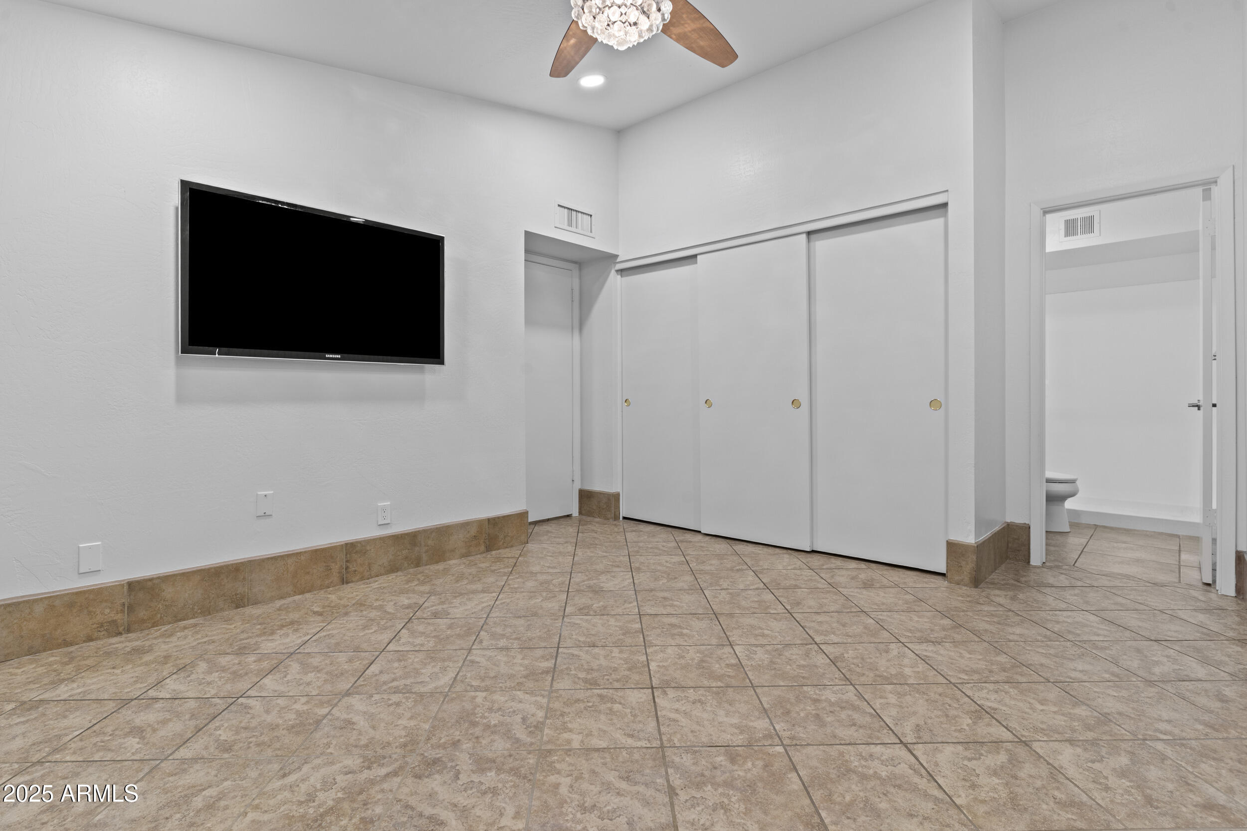 2442 E DIAMOND Avenue