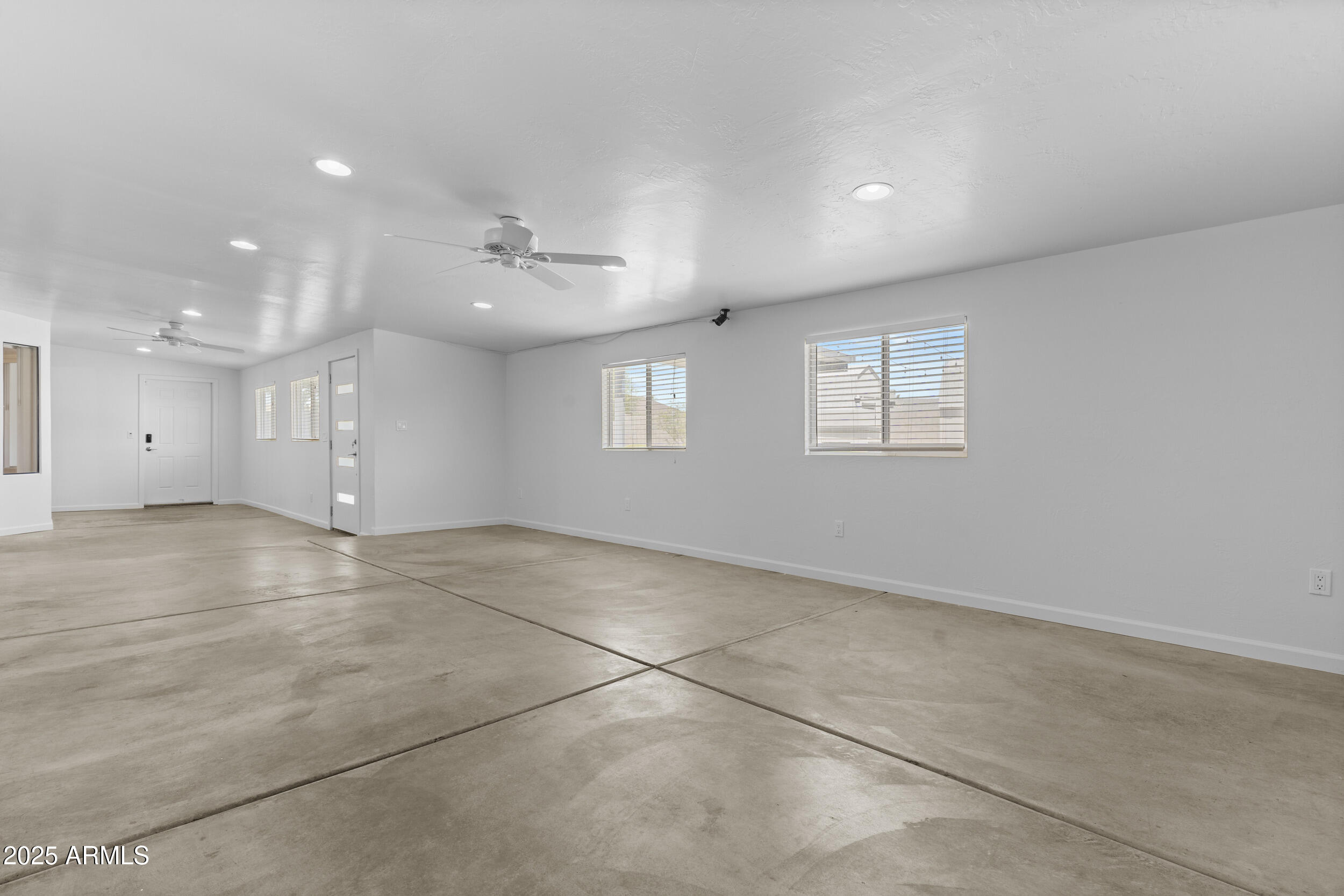 2442 E DIAMOND Avenue