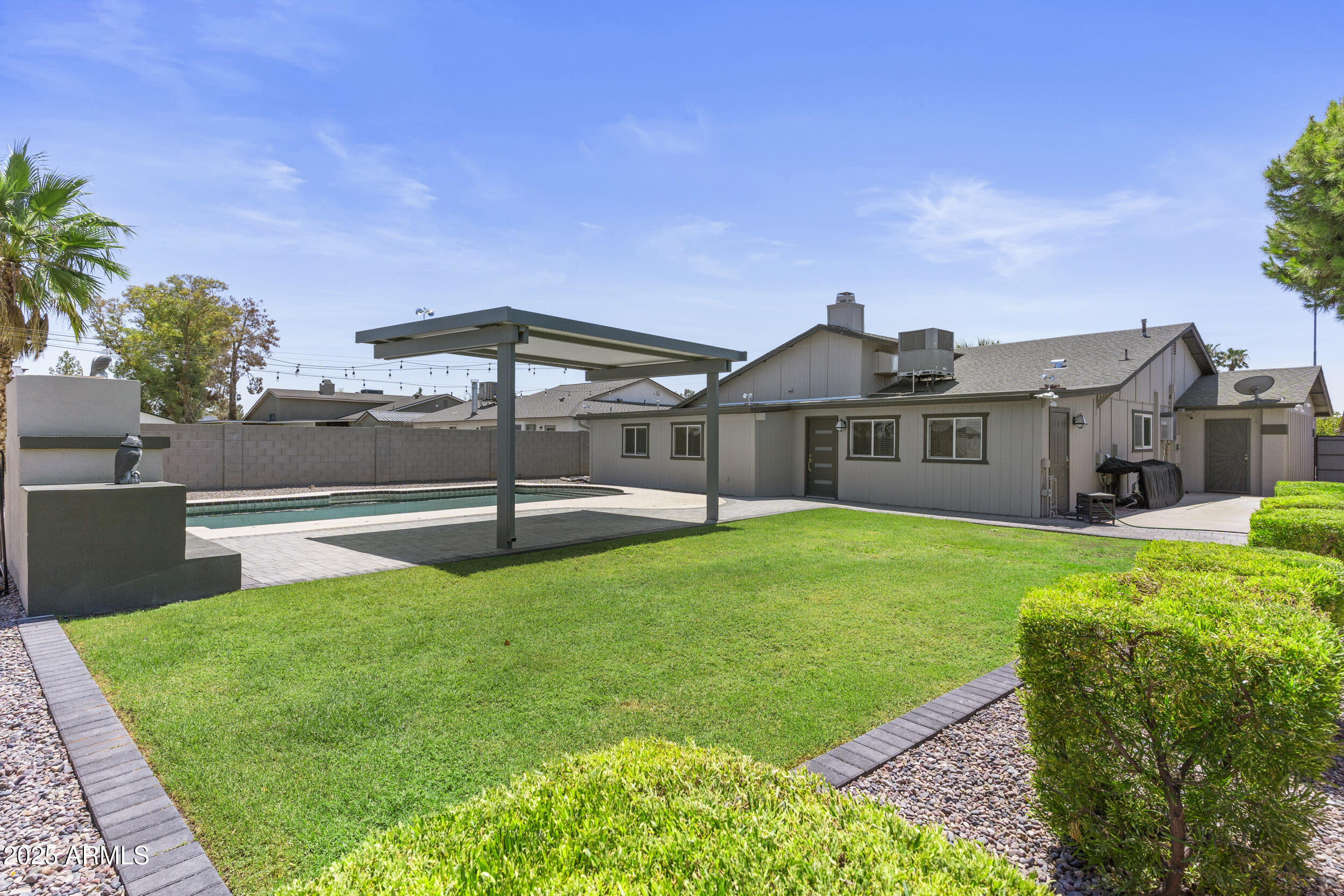 2442 E DIAMOND Avenue