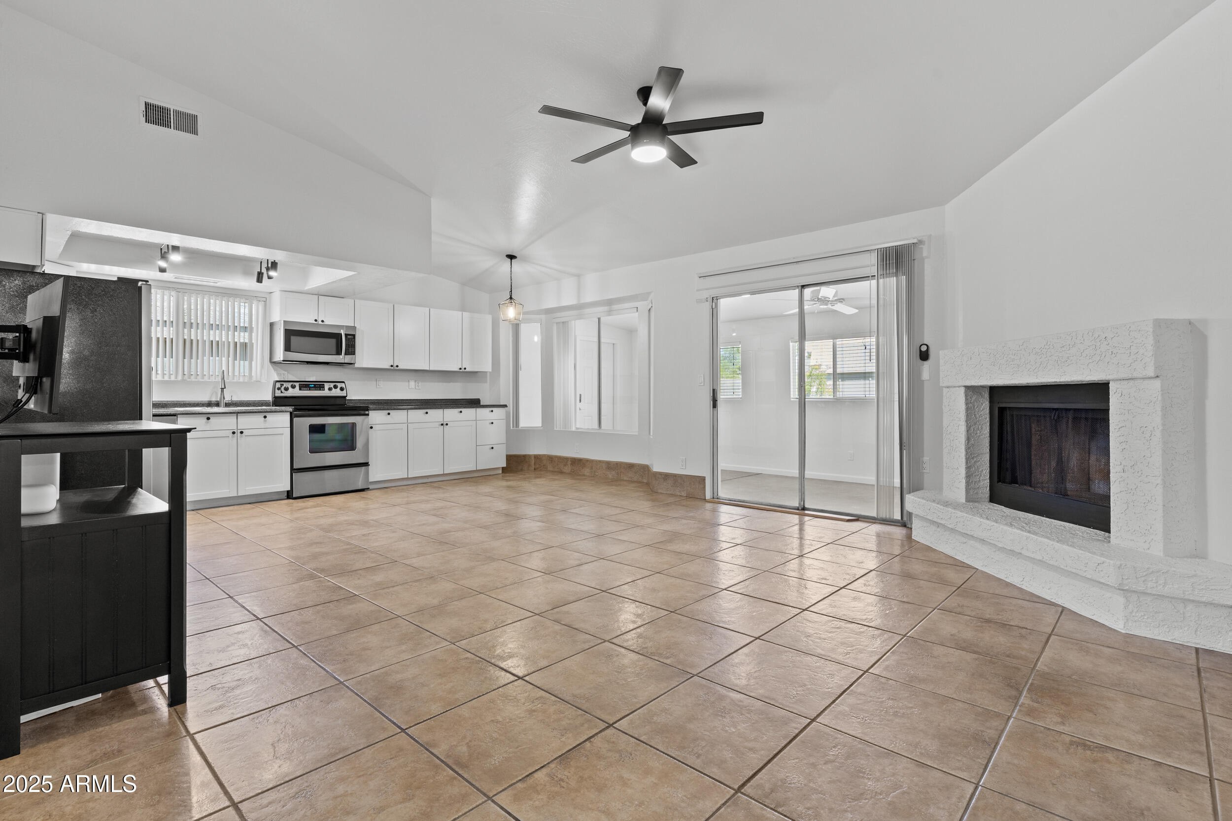 2442 E DIAMOND Avenue