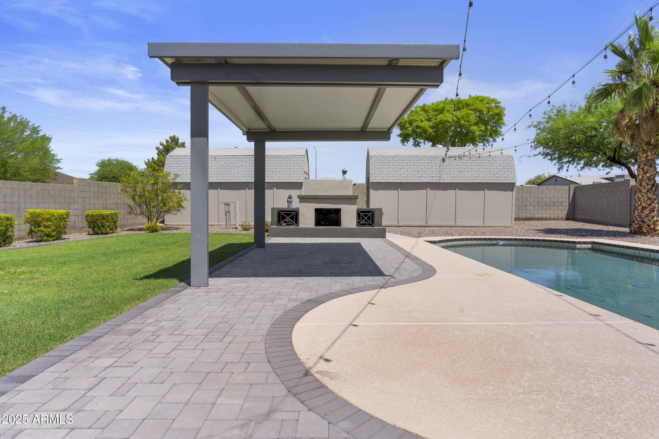 2442 E DIAMOND Avenue