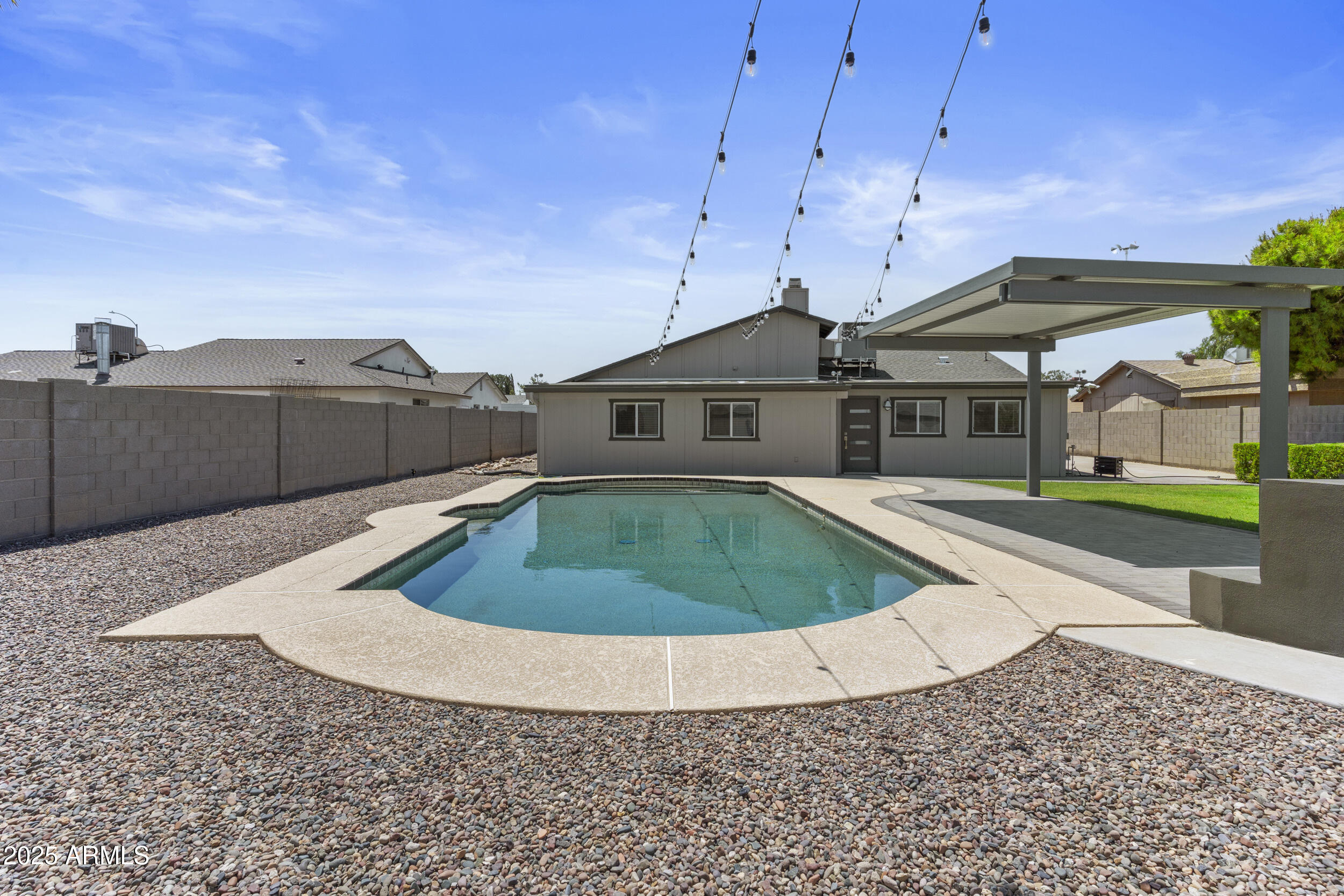 2442 E DIAMOND Avenue