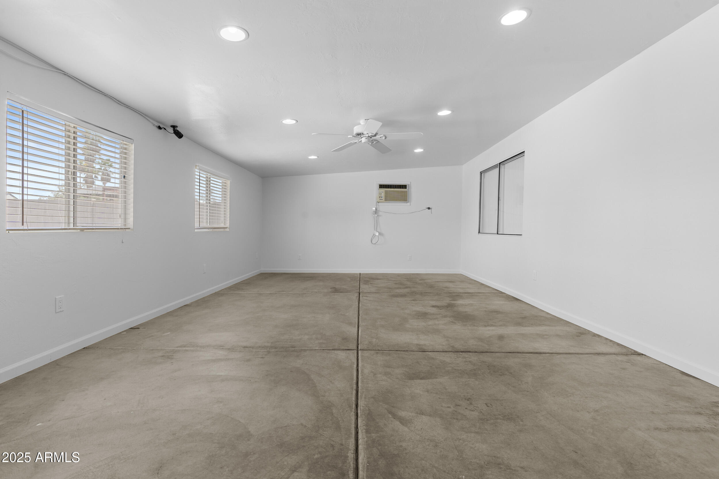 2442 E DIAMOND Avenue