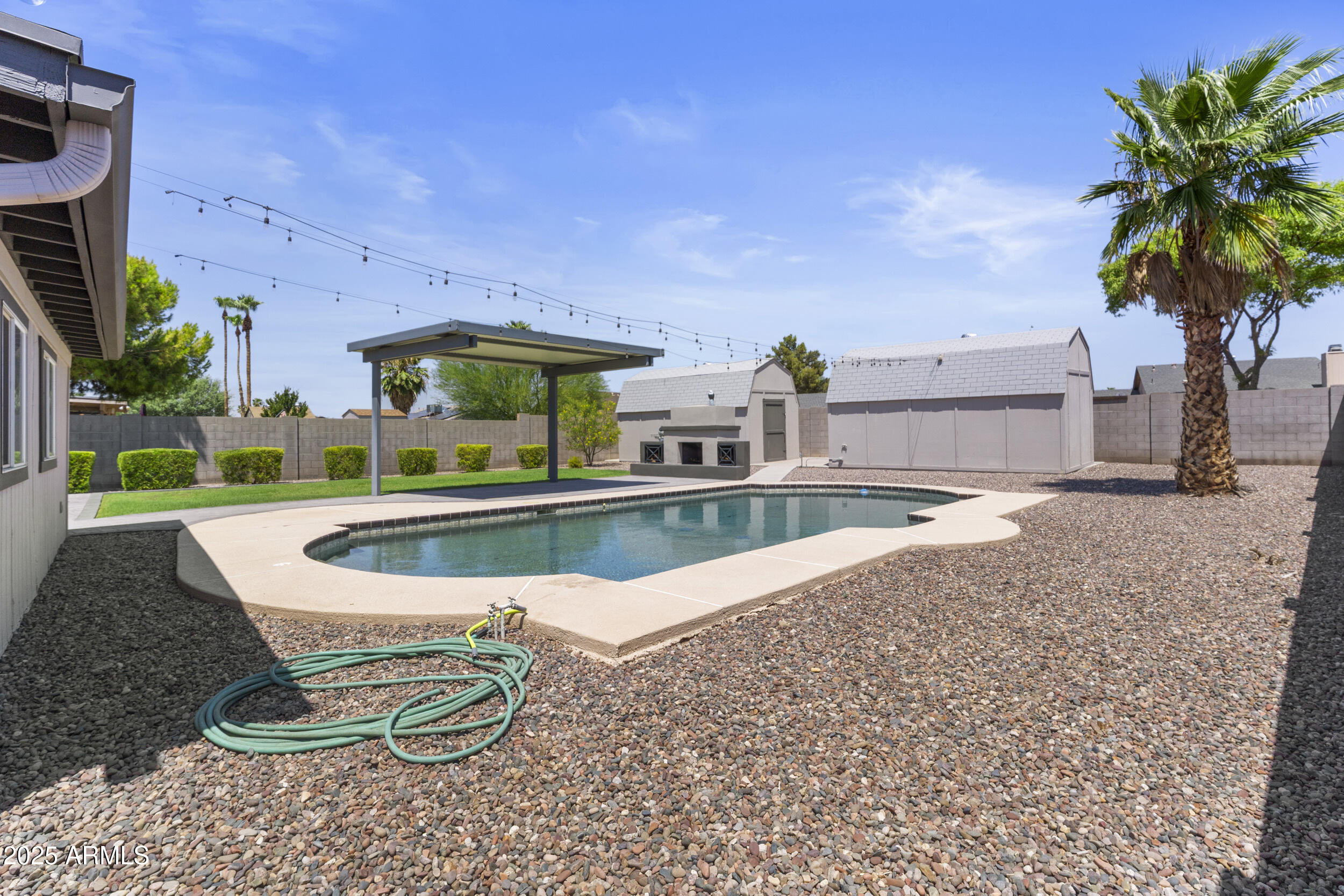 2442 E DIAMOND Avenue