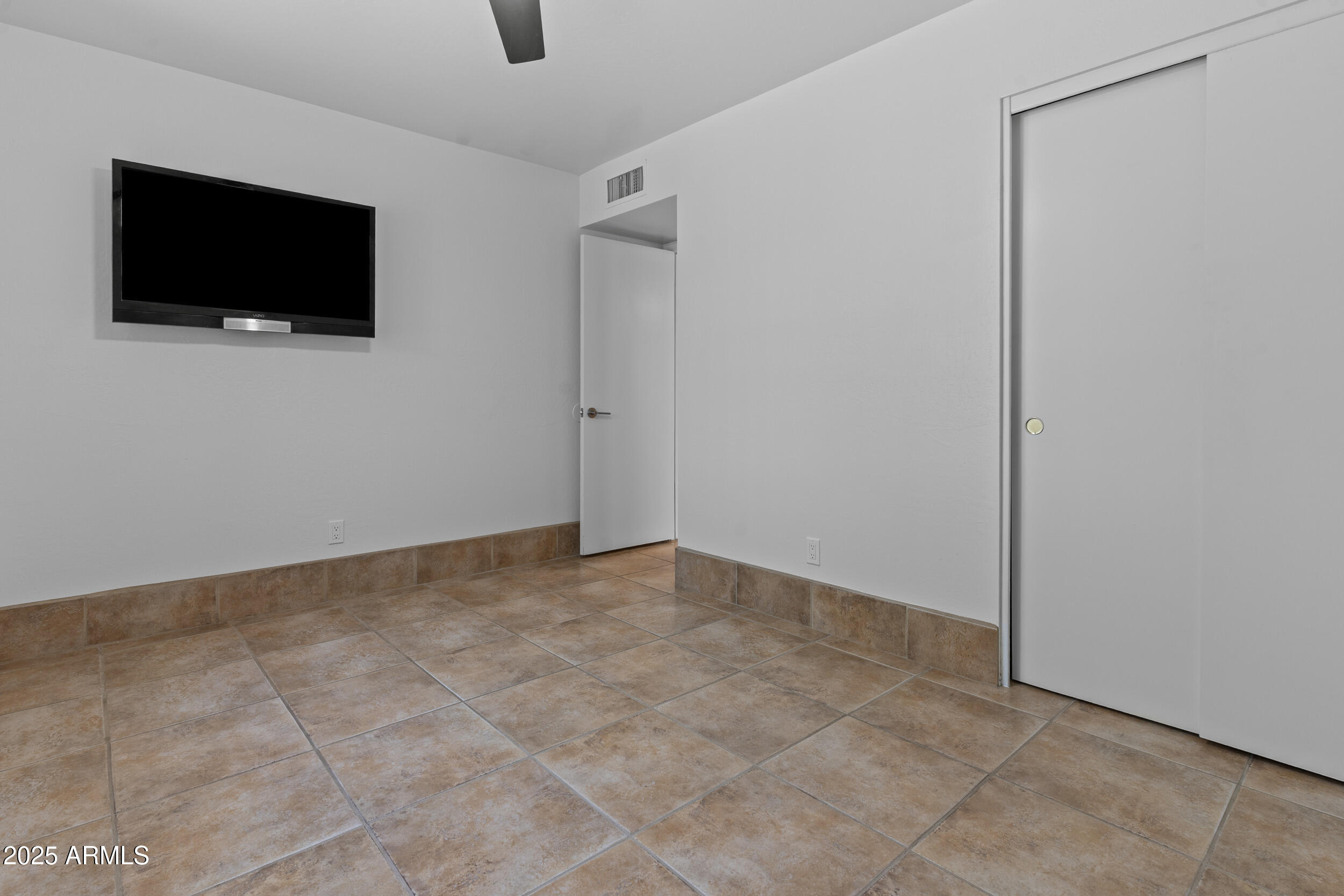 2442 E DIAMOND Avenue