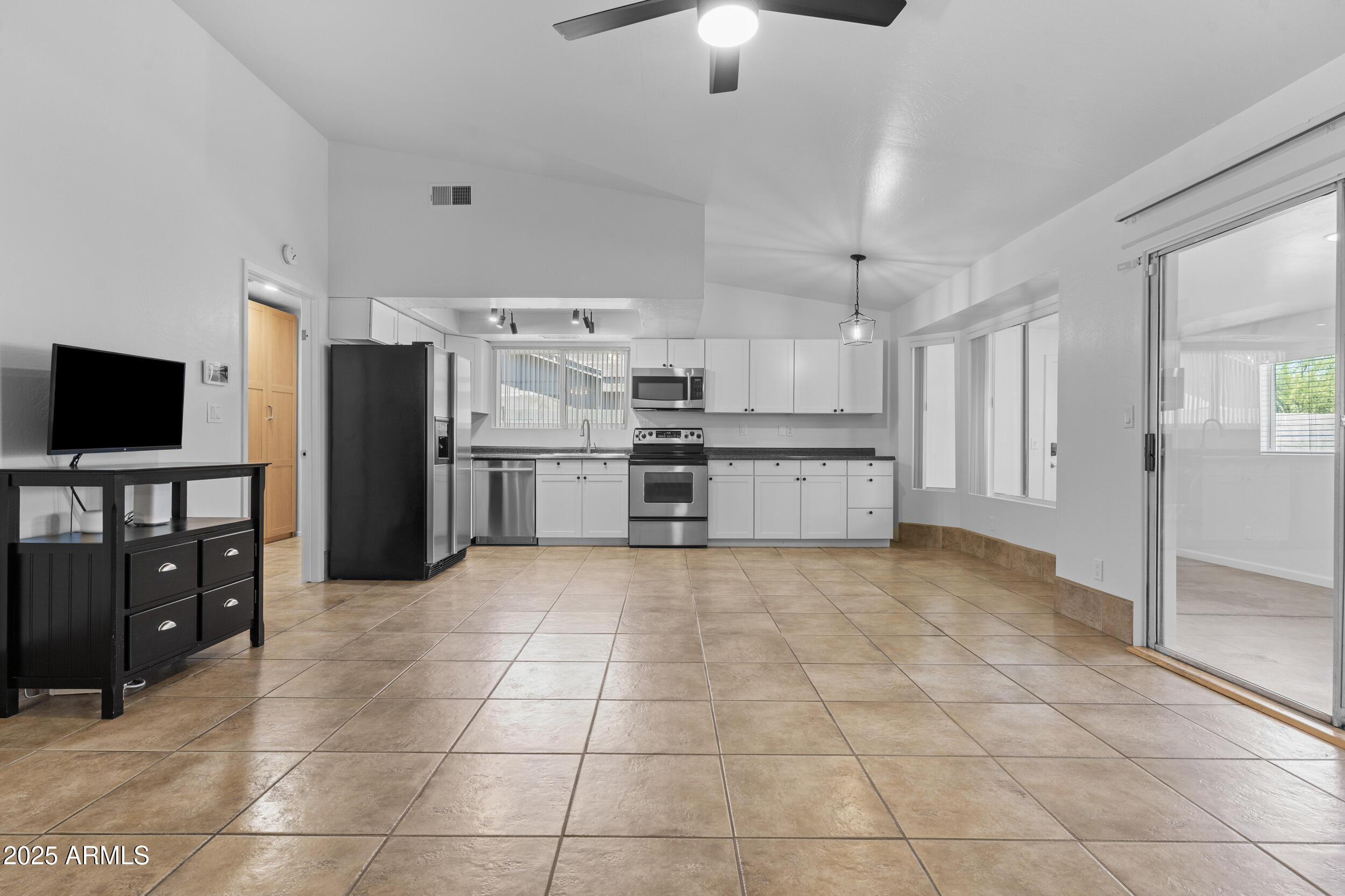 2442 E DIAMOND Avenue