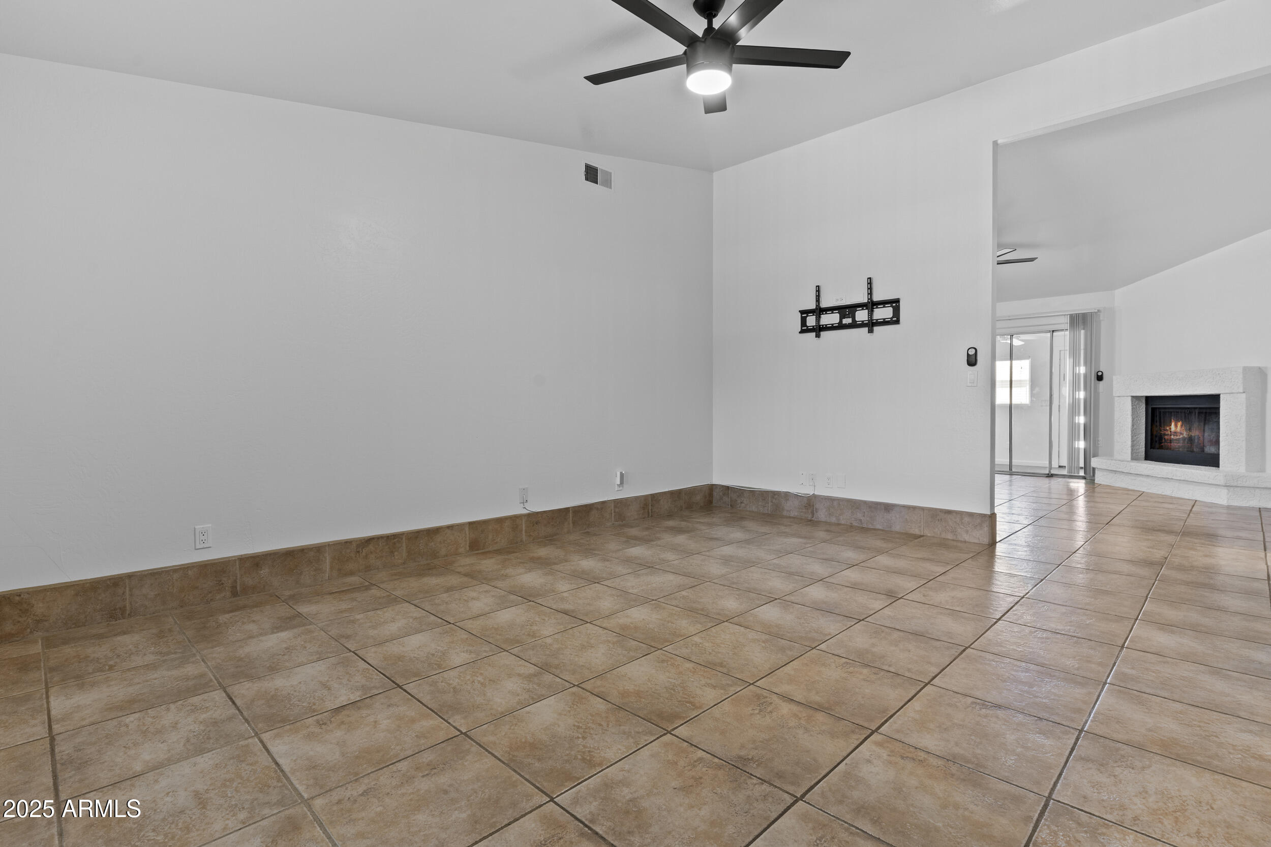 2442 E DIAMOND Avenue