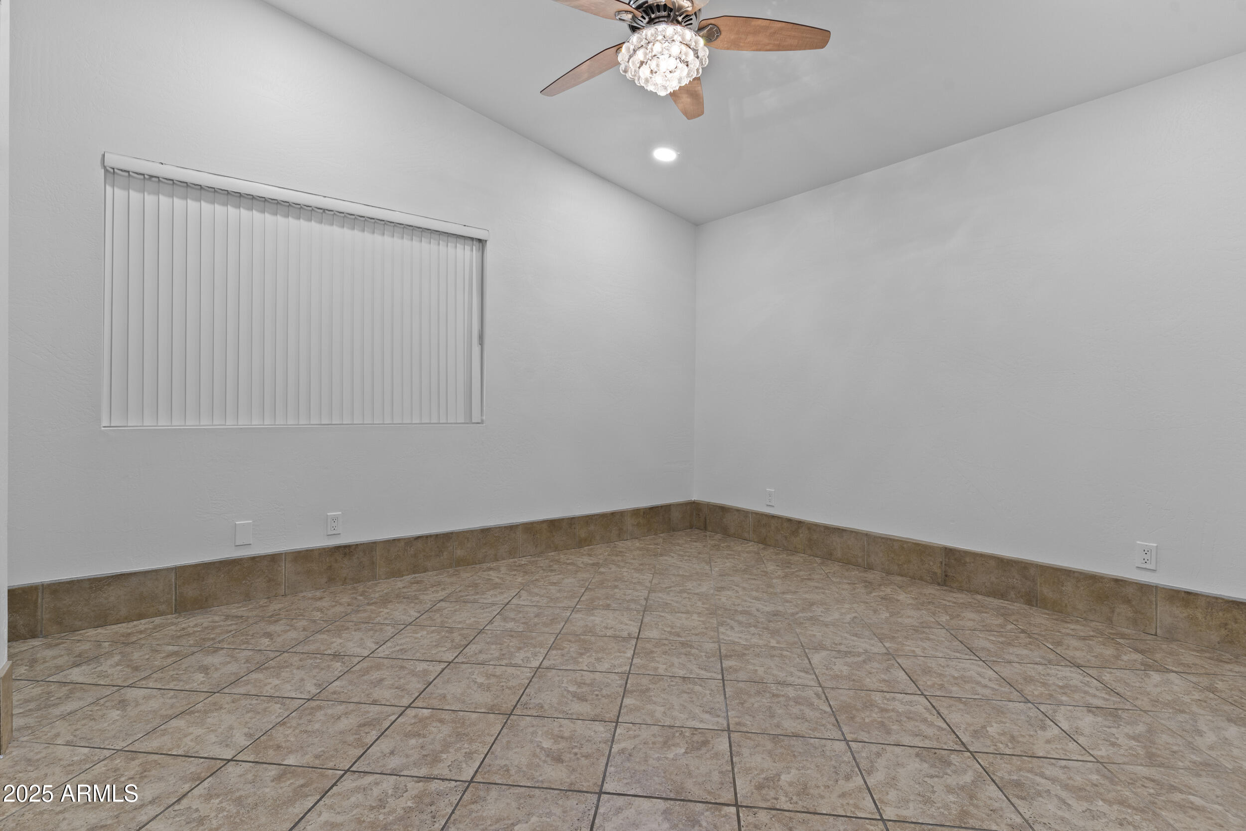 2442 E DIAMOND Avenue