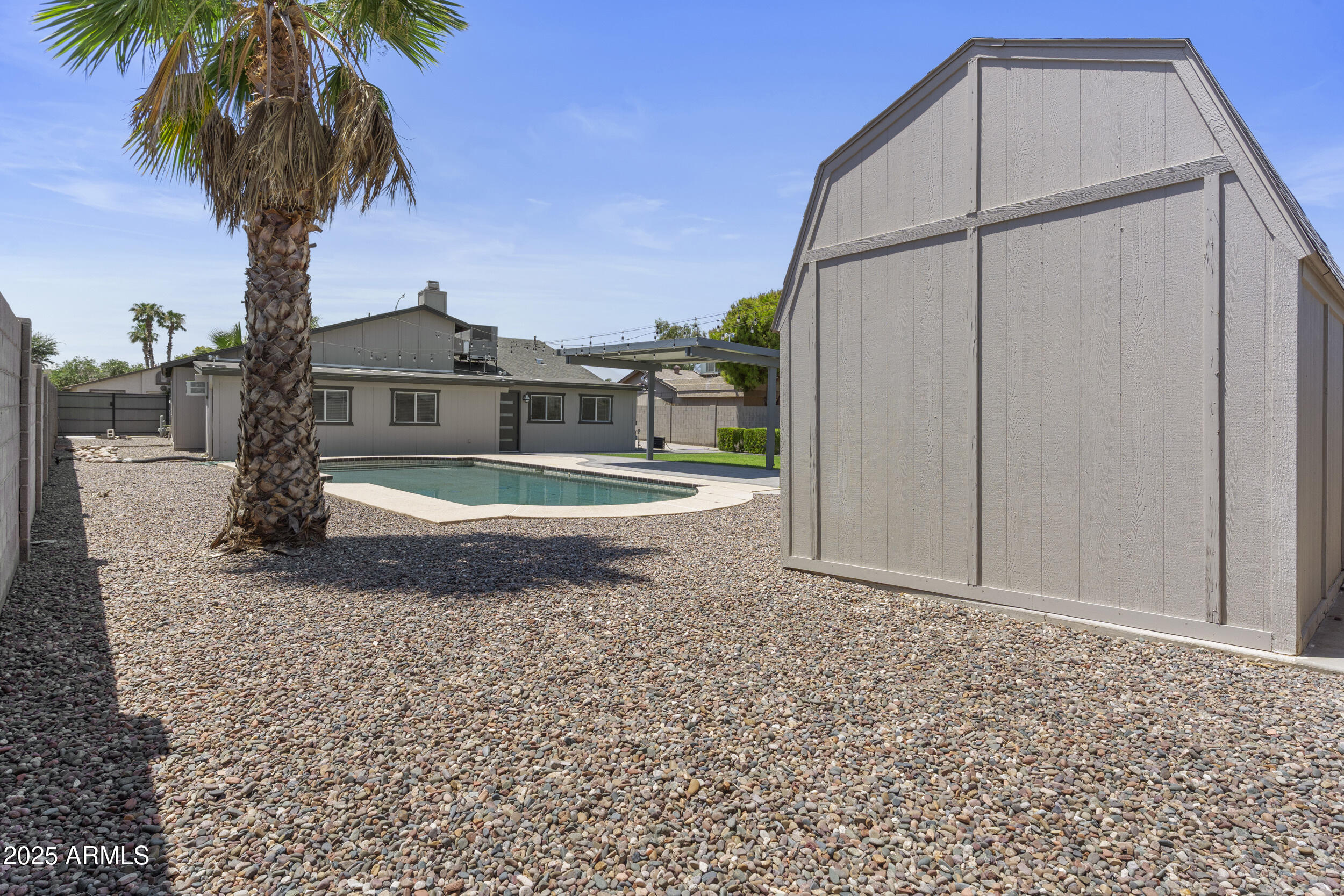 2442 E DIAMOND Avenue