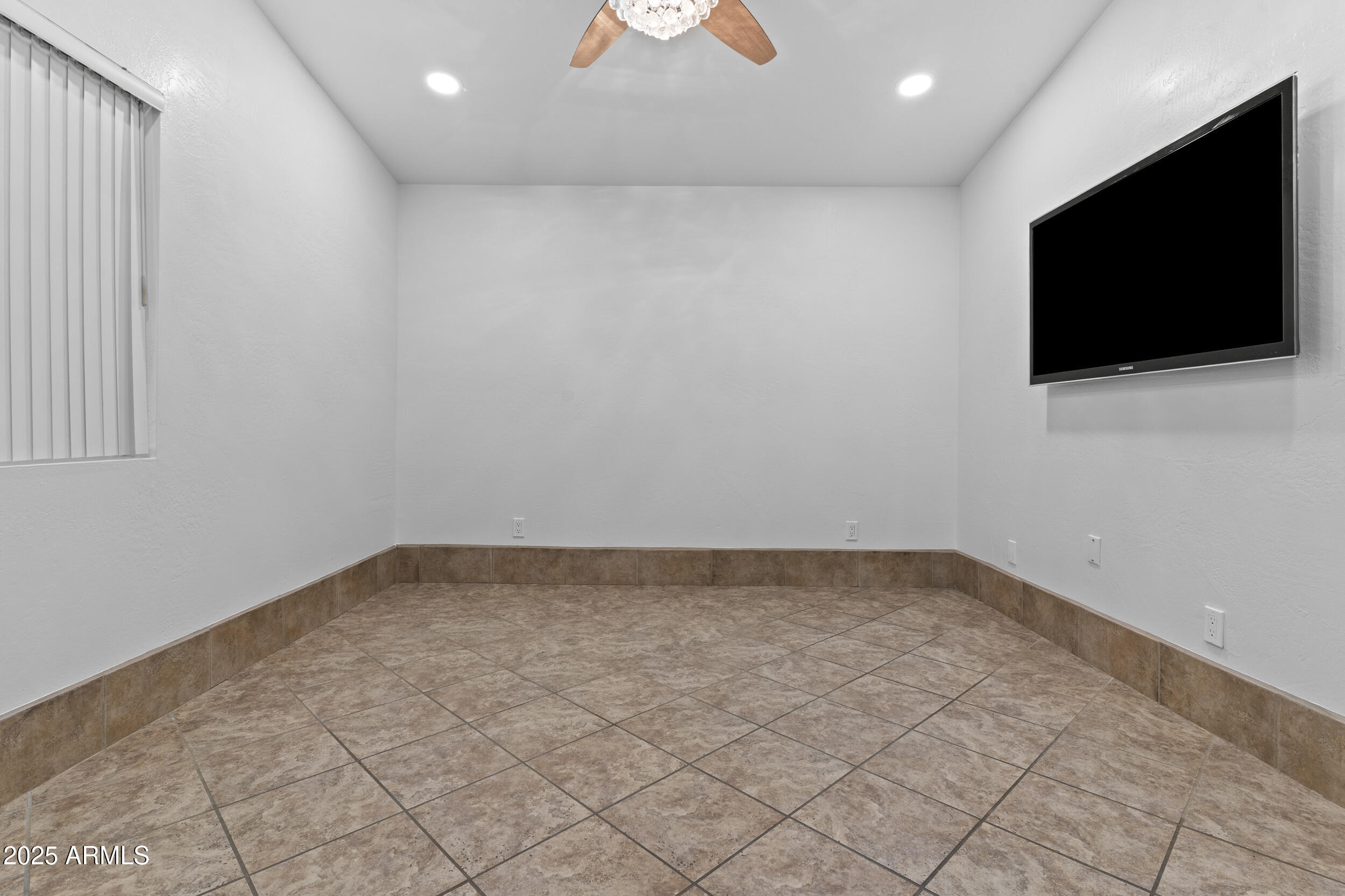 2442 E DIAMOND Avenue