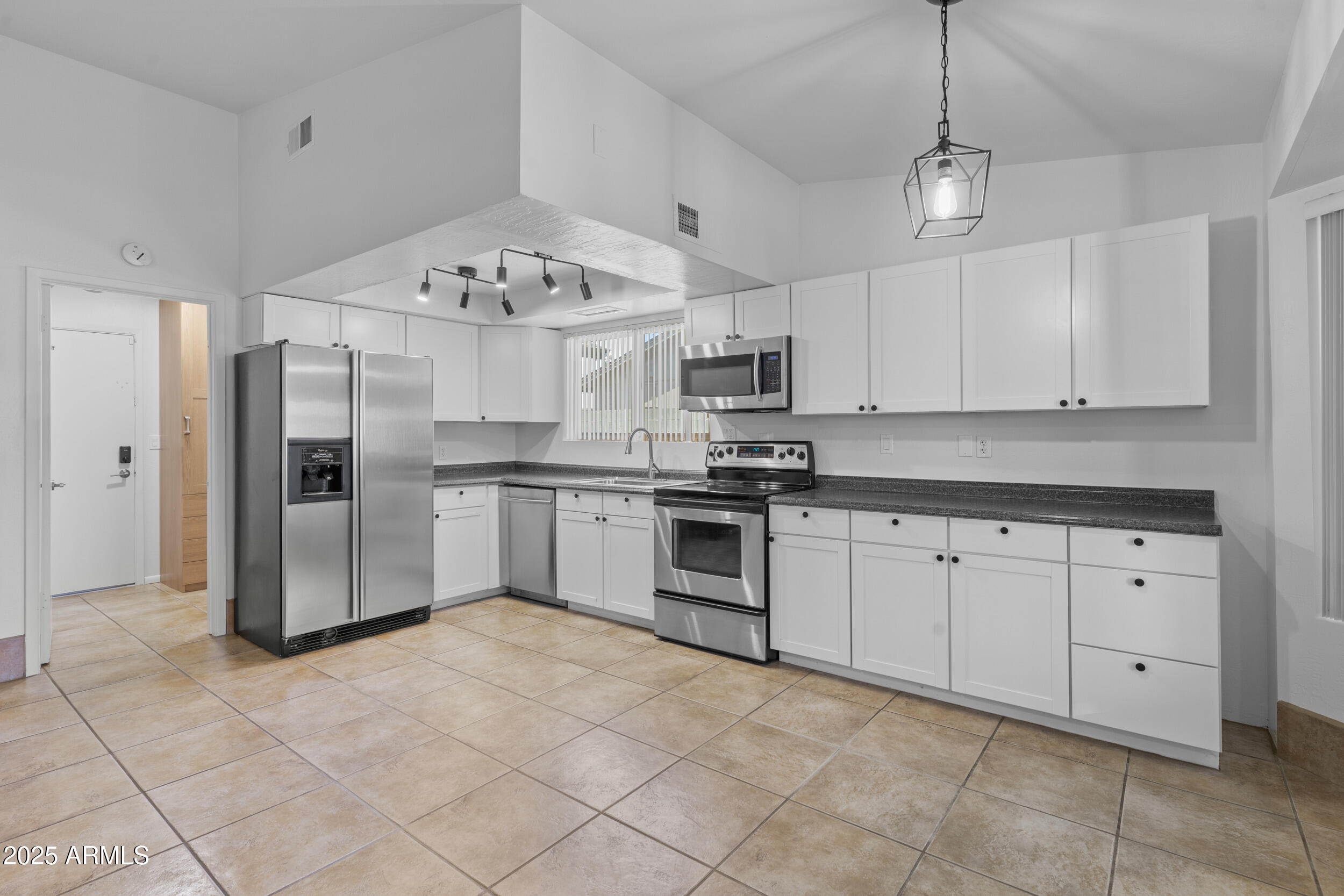 2442 E DIAMOND Avenue