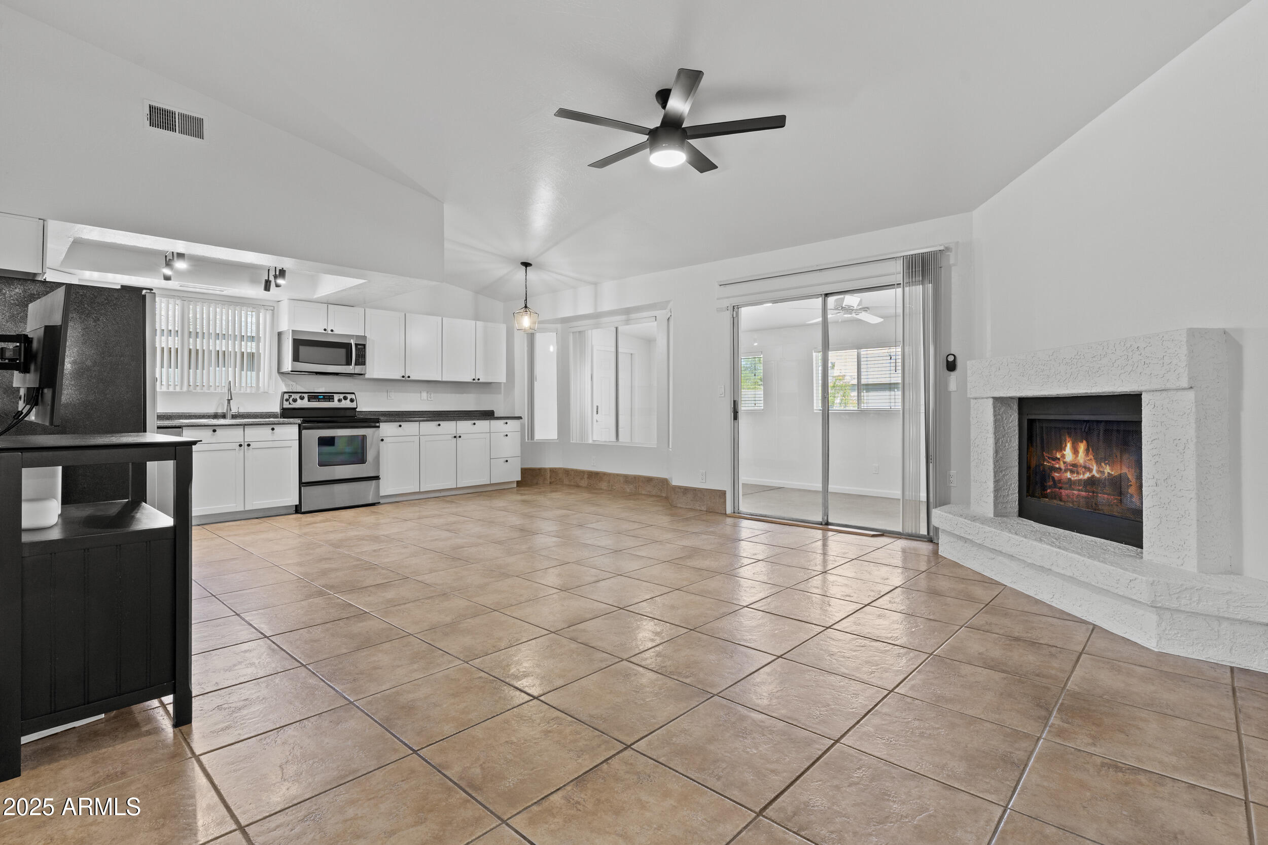 2442 E DIAMOND Avenue