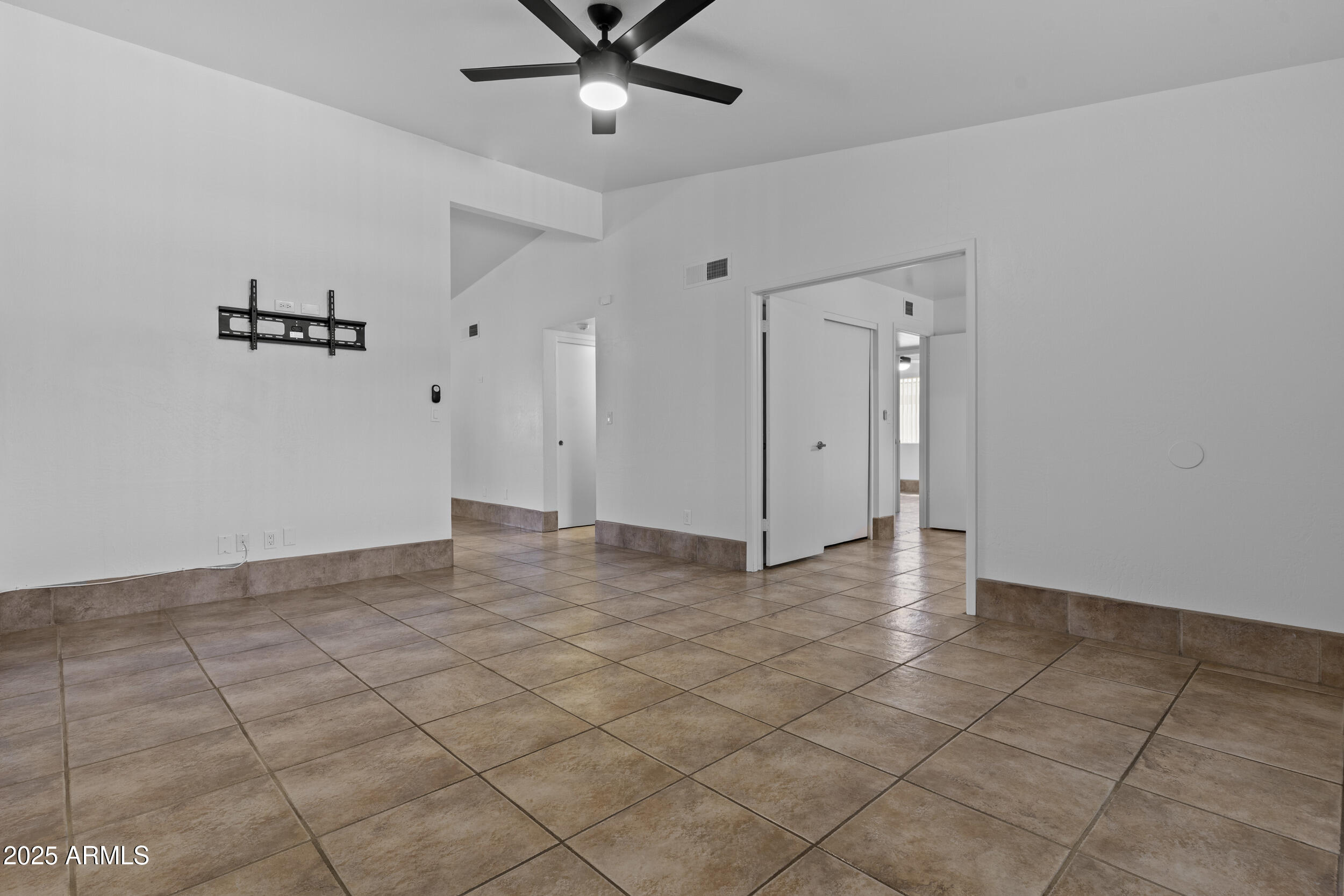 2442 E DIAMOND Avenue