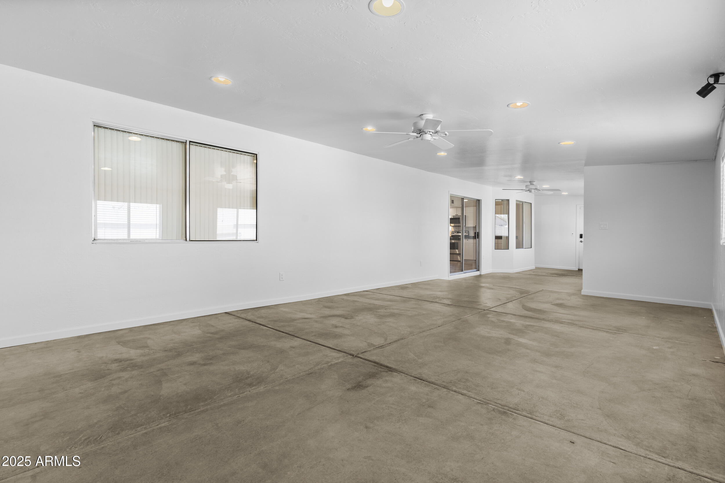 2442 E DIAMOND Avenue