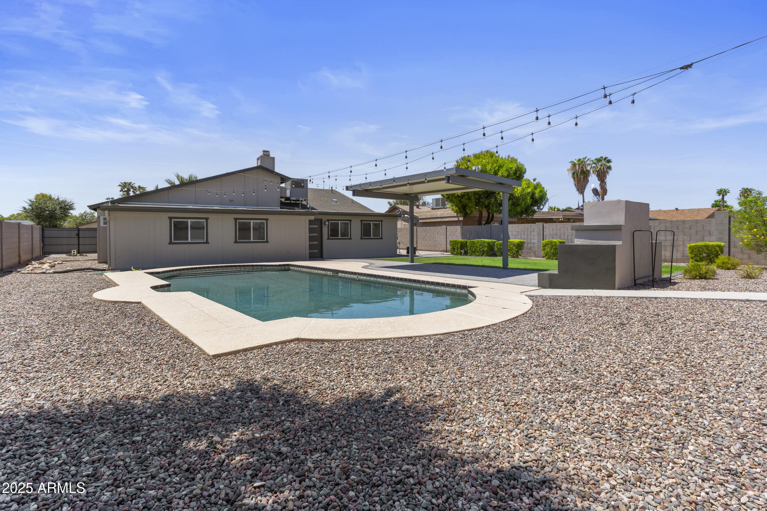 2442 E DIAMOND Avenue