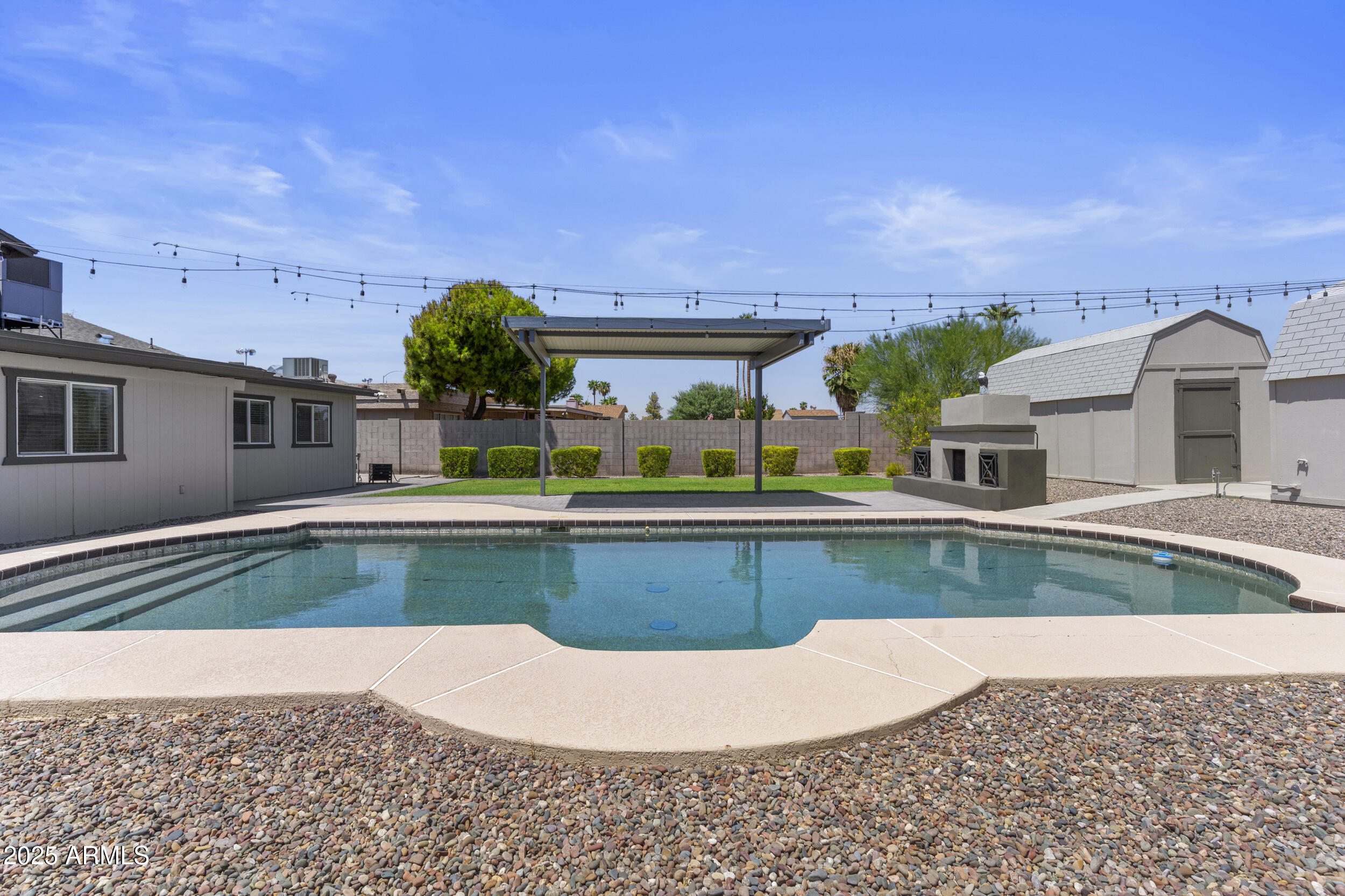 2442 E DIAMOND Avenue