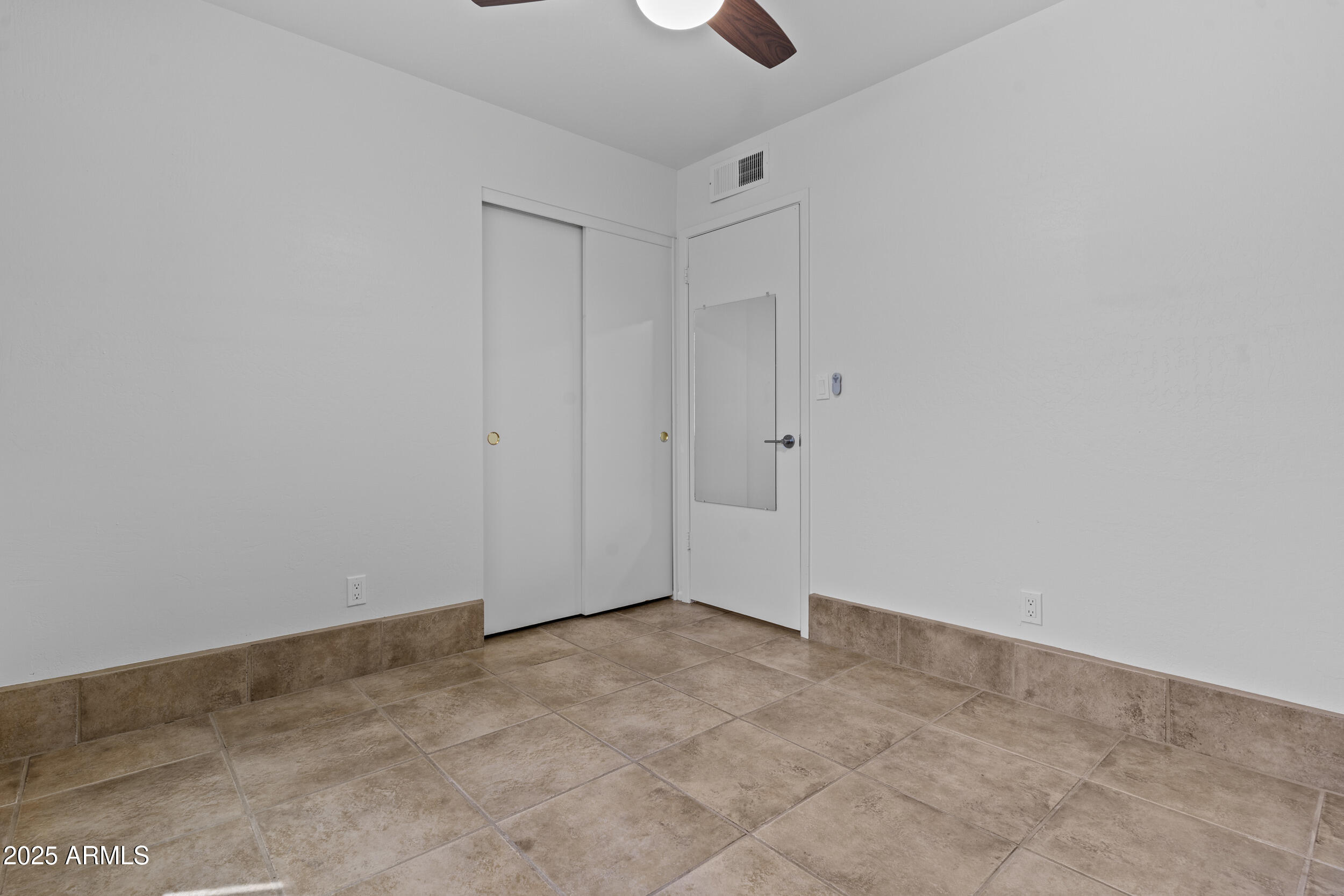 2442 E DIAMOND Avenue