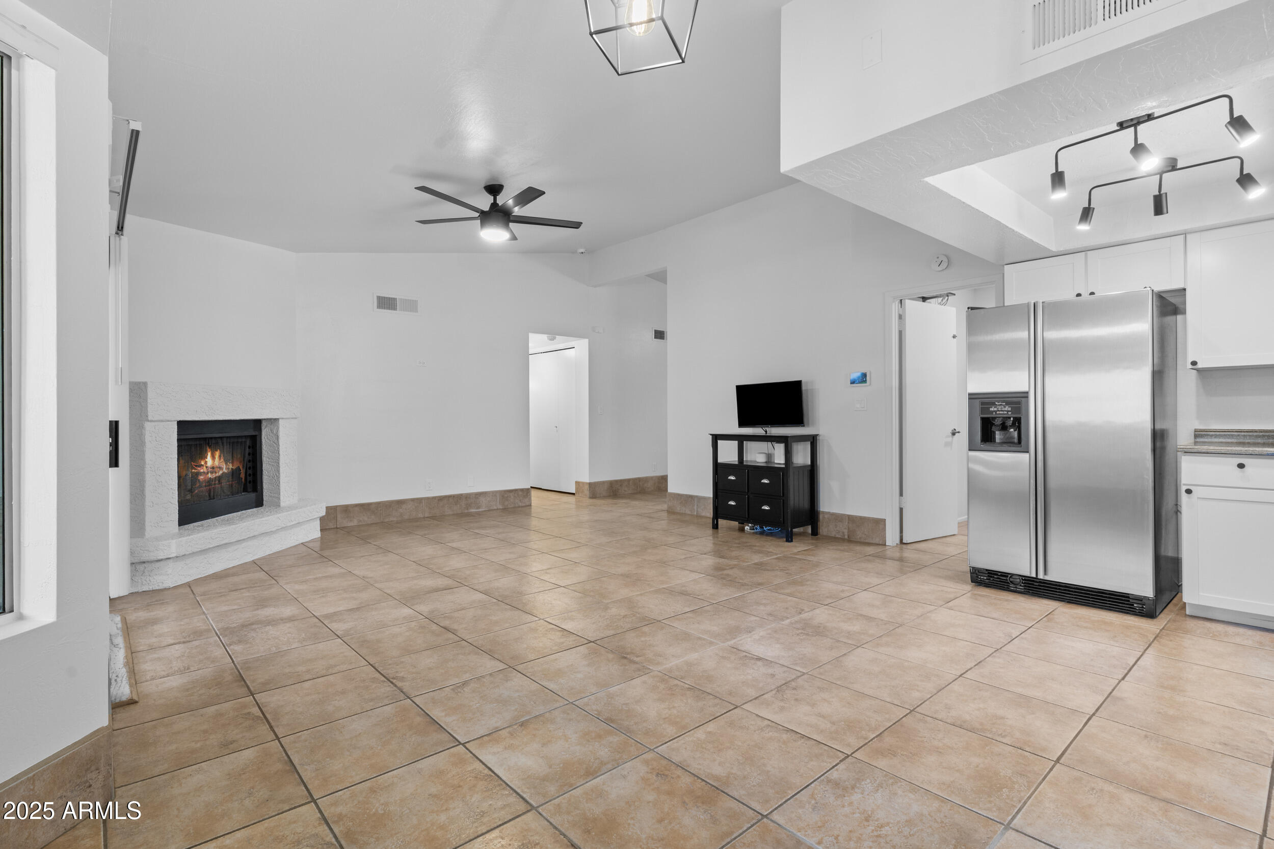 2442 E DIAMOND Avenue