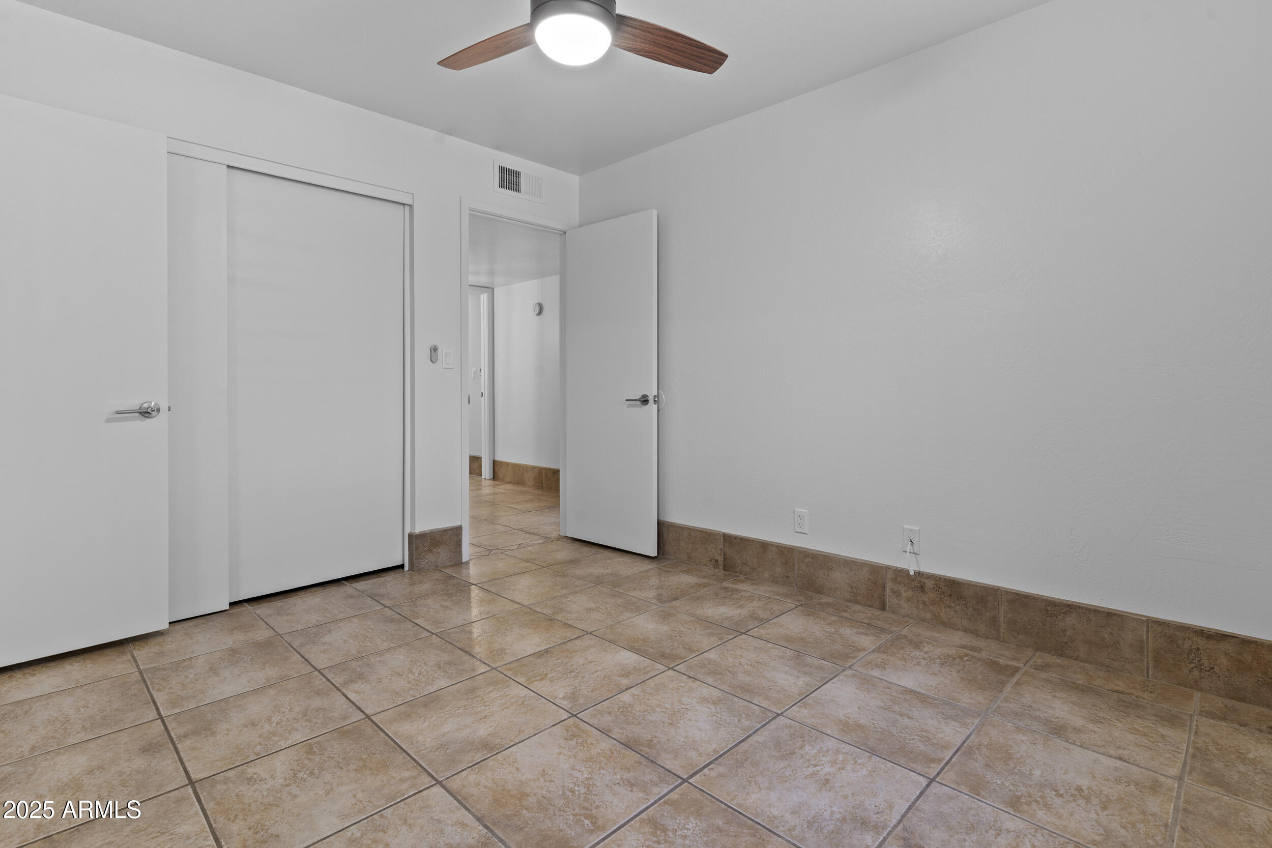 2442 E DIAMOND Avenue