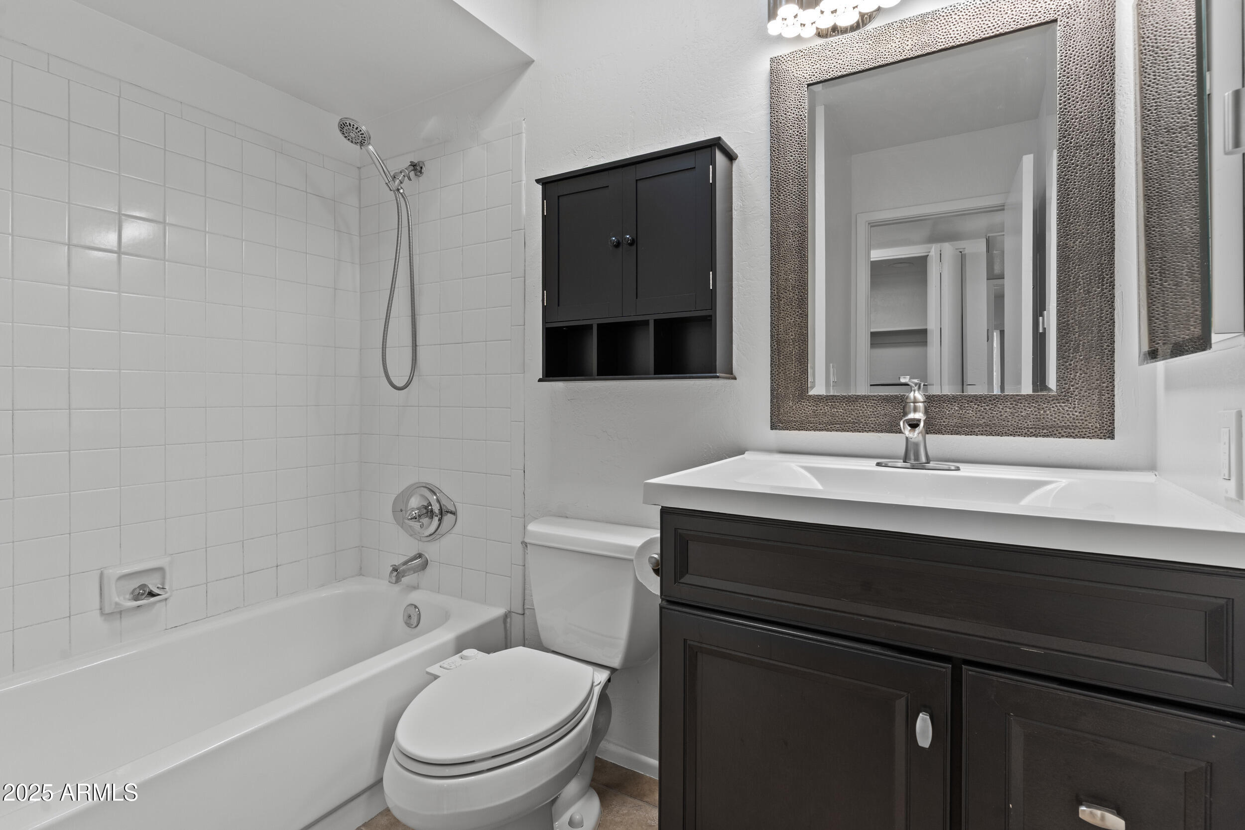 2442 E DIAMOND Avenue