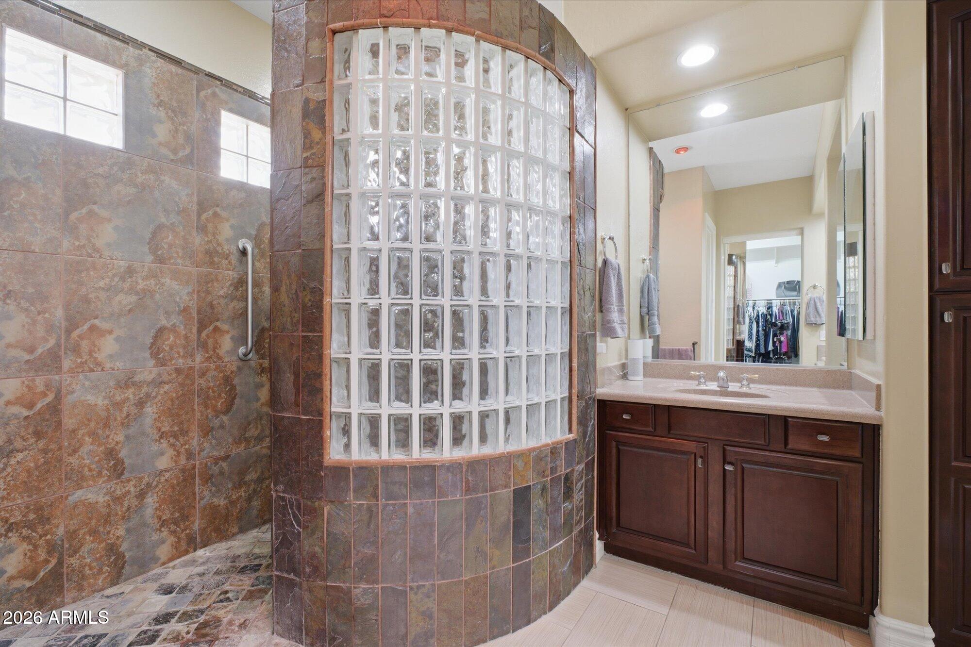 2106 E CRESCENT Place