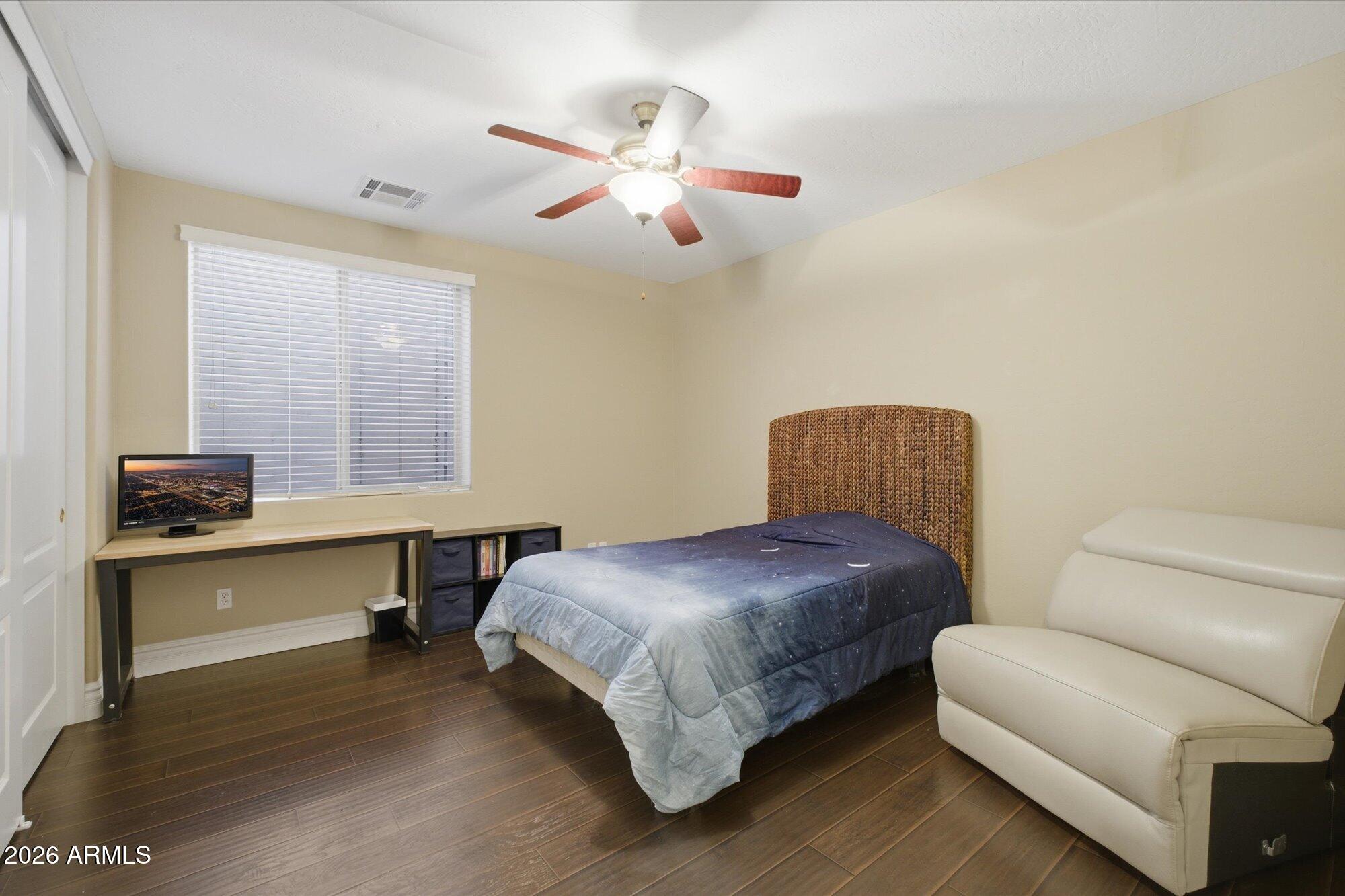 2106 E CRESCENT Place