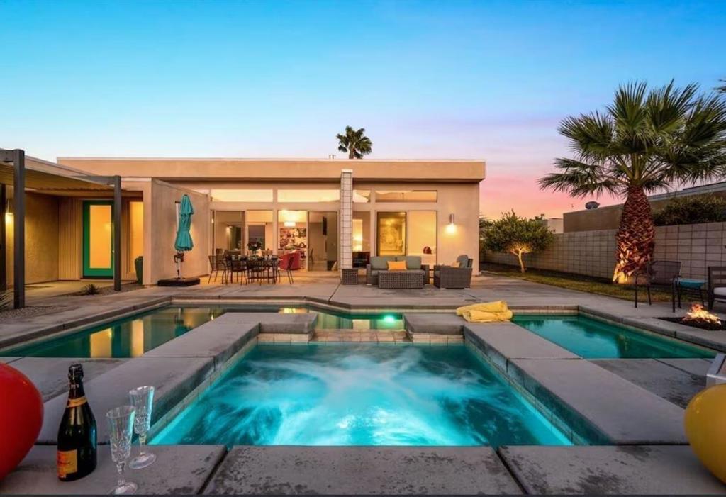 3030 N Avenida Caballeros