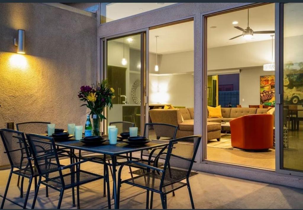 3030 N Avenida Caballeros