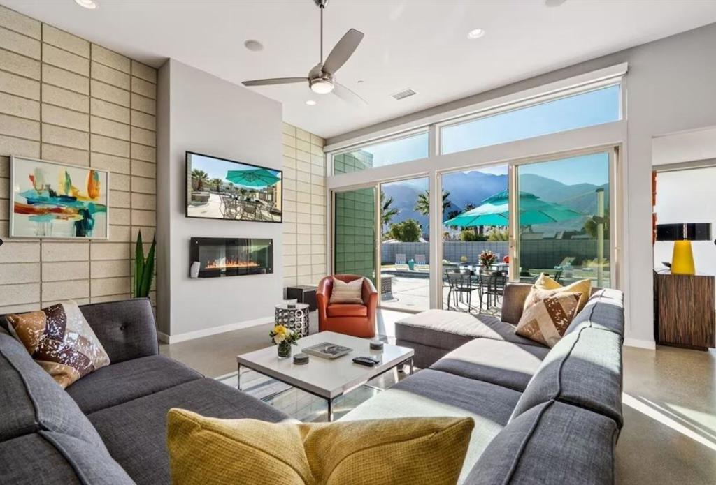 3030 N Avenida Caballeros