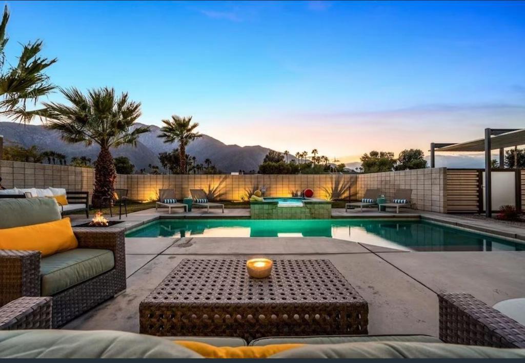 3030 N Avenida Caballeros