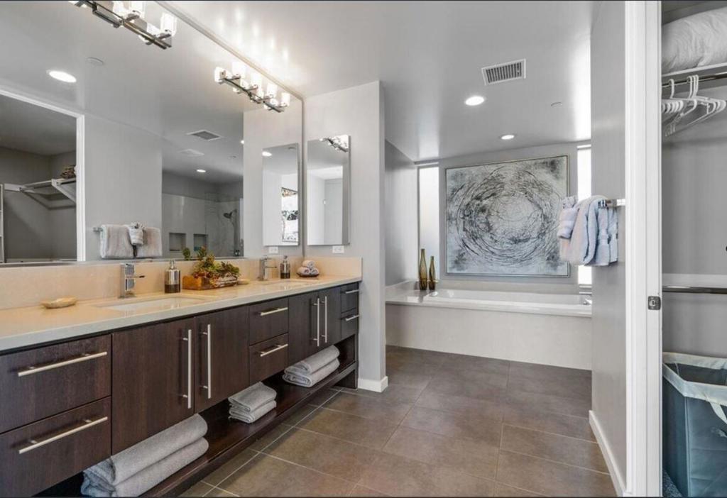 3030 N Avenida Caballeros