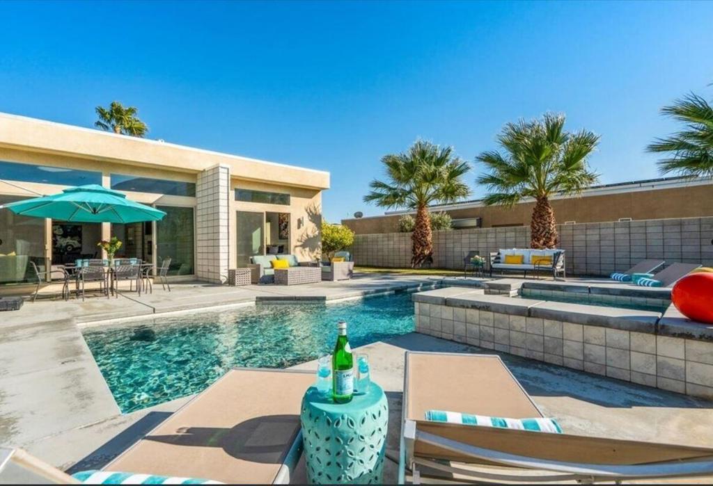 3030 N Avenida Caballeros