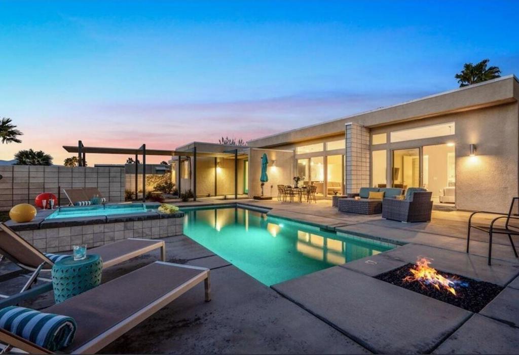 3030 N Avenida Caballeros