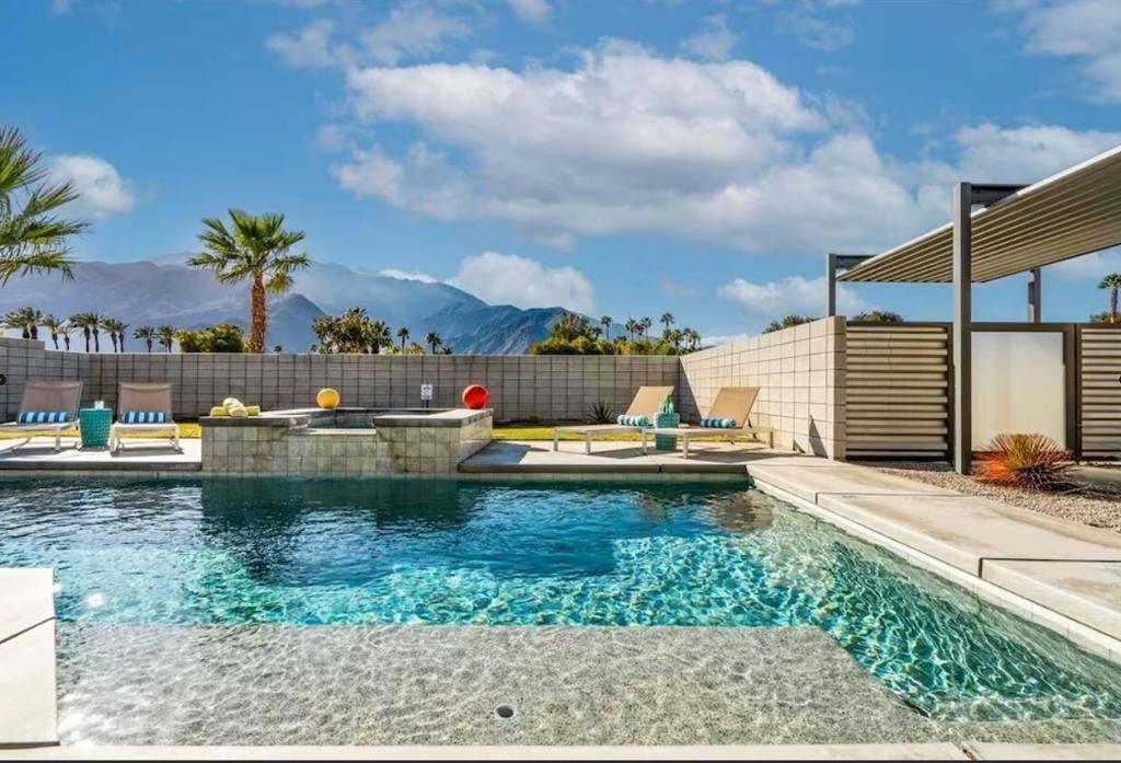 3030 N Avenida Caballeros